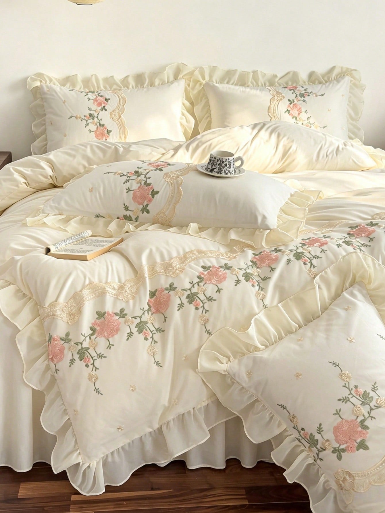 3pcs Skin-Friendly Soft Comfortable Off-White Floral Embroidery Lace Ruffle Craft Duvet Cover Set (1*Duvet Cover+2*Pillowcases, No Inserts), French Country Style, Feminine Style, Girly Style, Suitable