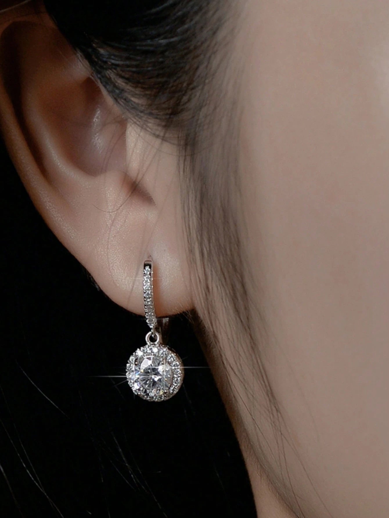 1 Pair 2 Carat D Color VVS Moissanite Earrings With GRA Certificate, Classic Fashion Luxury Elegant S925 Sterling Silver Plated White Gold Geometric Round Halo Stud Earrings, Main Stone 1 Carat Per Ea