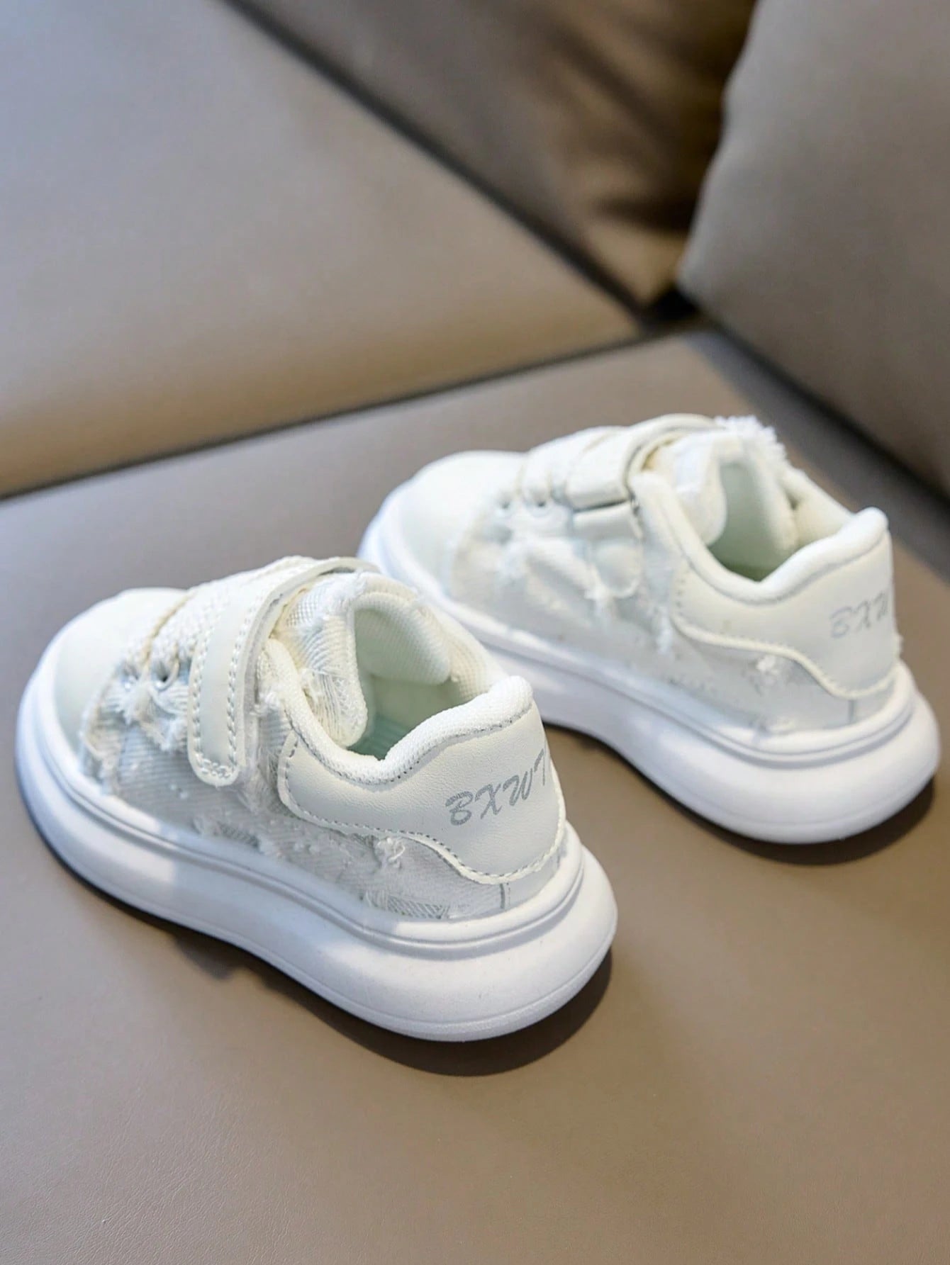 1 Pair Kids' Sports Shoes, Boys' & Girls' Fashion Versatile Casual Shoes, Hook And Loop Closure Outdoor Shoes