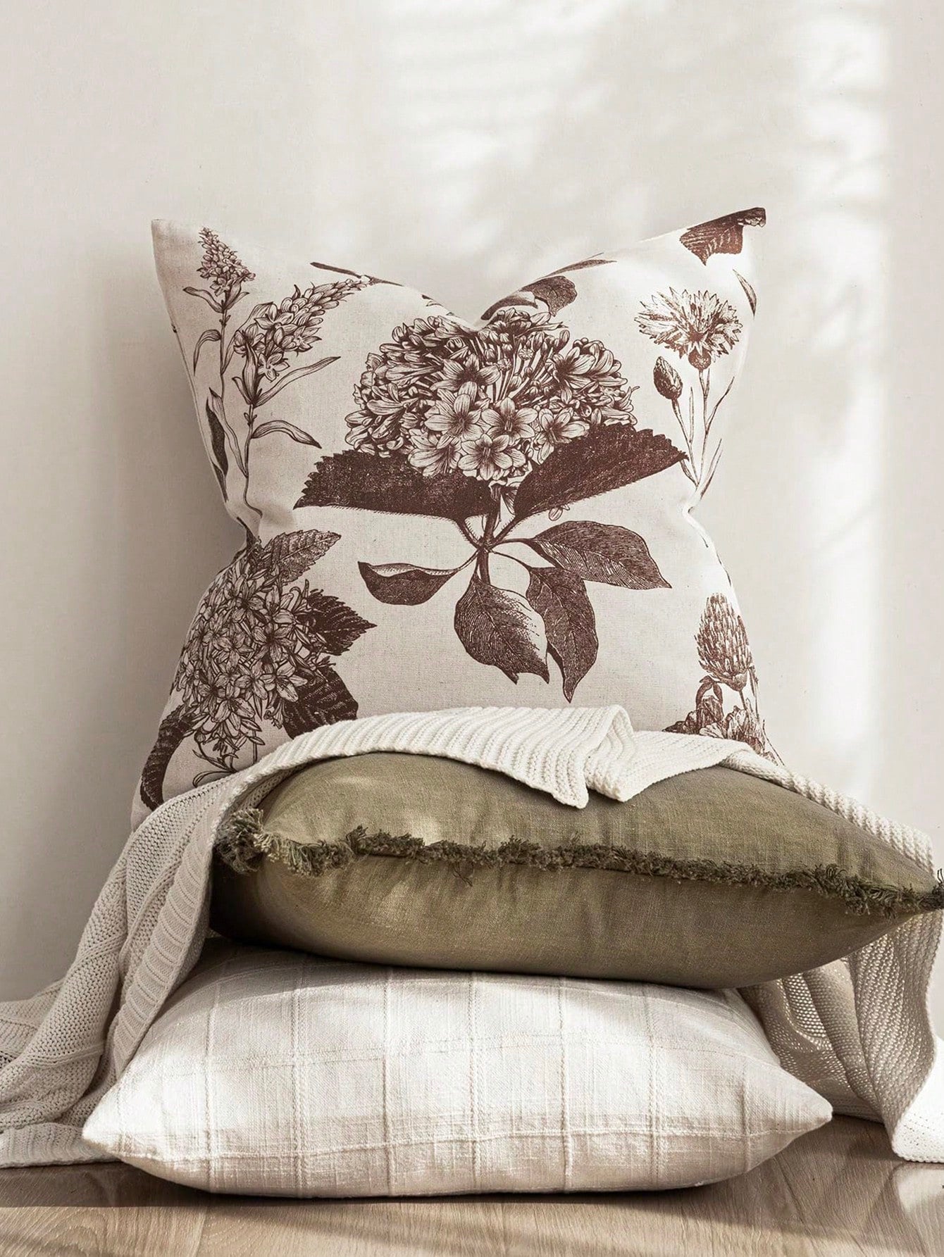 1pc/2pcs/4pcs Beige Vintage Brown Tone Sketch Hydrangea Floral Print Pillowcase, Wabi-Sabi Style Bedroom Decor| Living Room Decor| Room Decor, Polyester Durable Hard Fabric Single-Sided Print Cushio