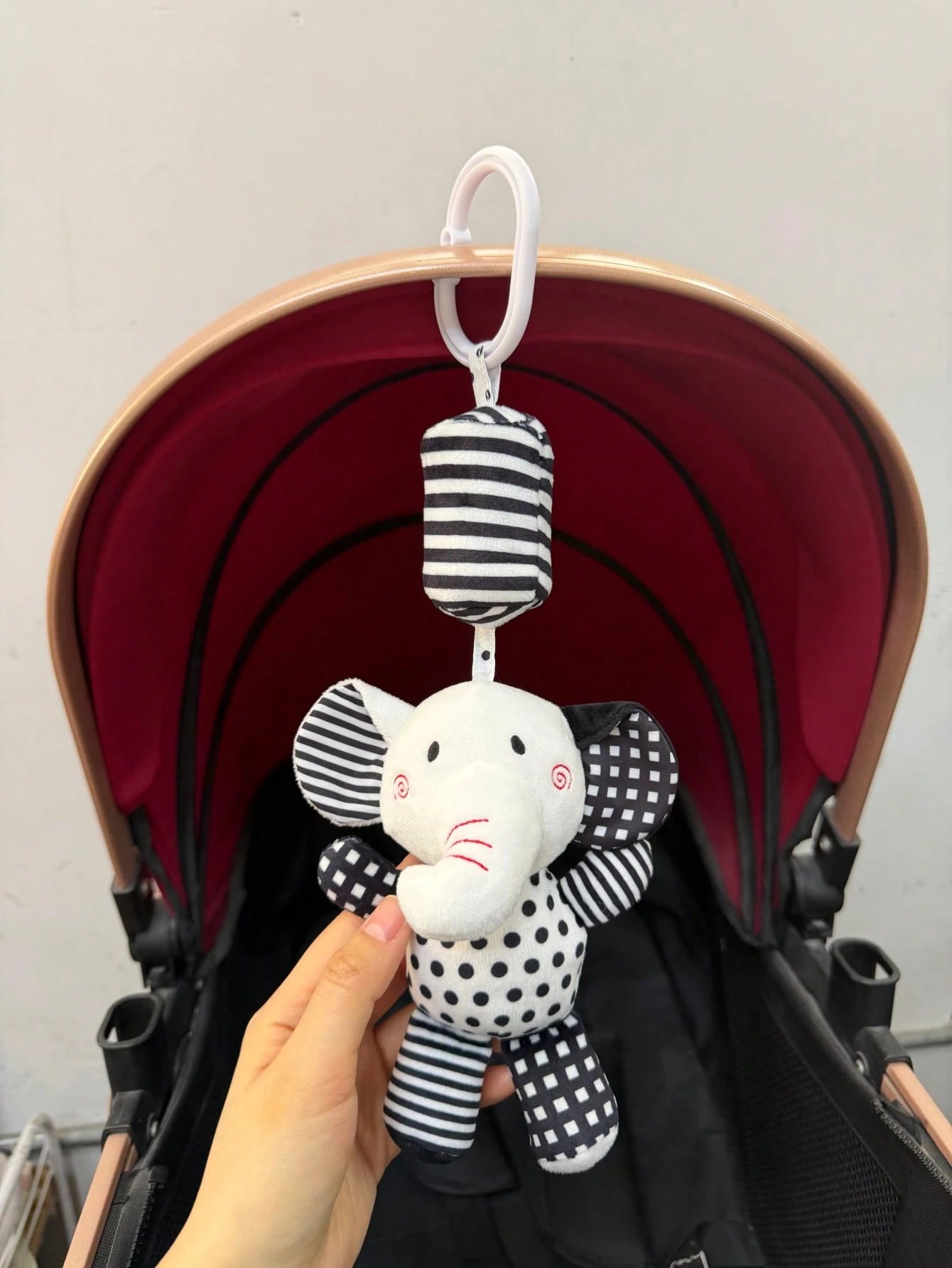 1pc Baby Stroller Hanging Plush Wind Chime Doll, Black & White Color Soft Rattle Doll With Bell, Crinkle Paper, Visual Stimulation Doll, Newborn Baby Gift