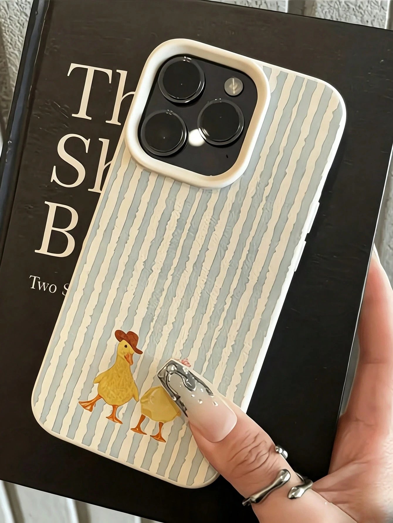 1PC Blue Striped Little Duck Litchi Texture Women's Phone Case Compatible With 17Promax/16Pro/15plus/14Pro/13Promax/12Pro/11 Protective Shell Minimalist