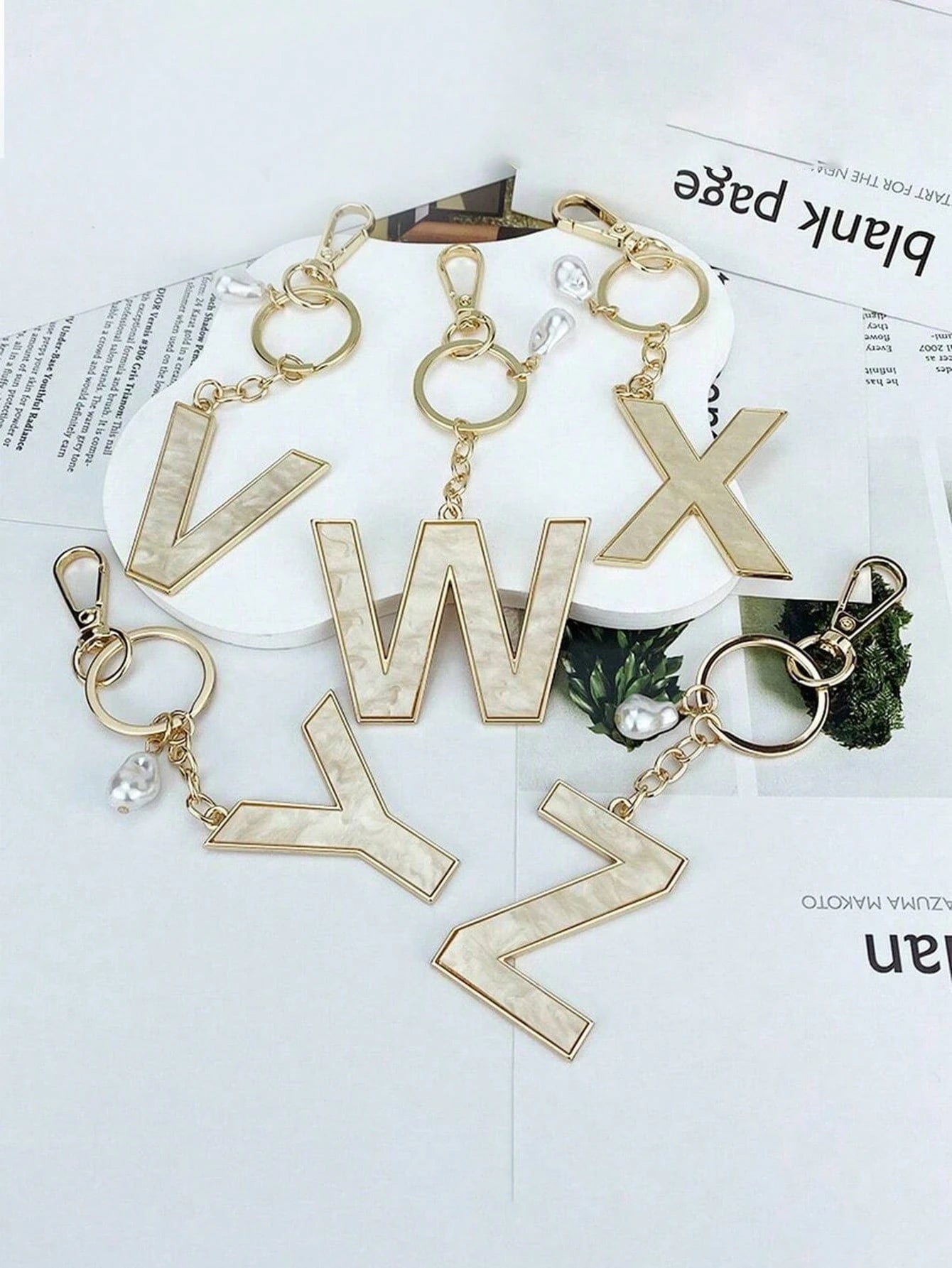 1pc Creative 26 English Letter Faux Pearl Shell Alloy Keychain, Personalized Key Chain Accessory, Backpack Hanging Decor, Car Pendant, Gift For Women & Girls, Wallet & Key Chain Holder, Letter Keychai