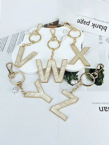 1pc Creative 26 English Letter Faux Pearl Shell Alloy Keychain, Personalized Key Chain Accessory, Backpack Hanging Decor, Car Pendant, Gift For Women & Girls, Wallet & Key Chain Holder, Letter Keychai