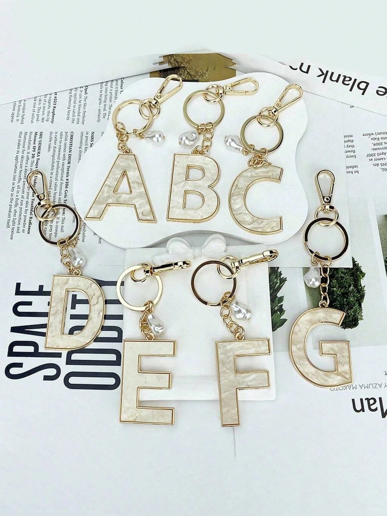 1pc Creative 26 English Letter Faux Pearl Shell Alloy Keychain, Personalized Key Chain Accessory, Backpack Hanging Decor, Car Pendant, Gift For Women & Girls, Wallet & Key Chain Holder, Letter Keychai