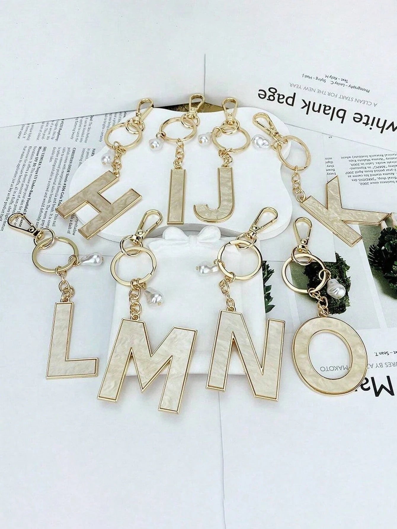 1pc Creative 26 English Letter Faux Pearl Shell Alloy Keychain, Personalized Key Chain Accessory, Backpack Hanging Decor, Car Pendant, Gift For Women & Girls, Wallet & Key Chain Holder, Letter Keychai