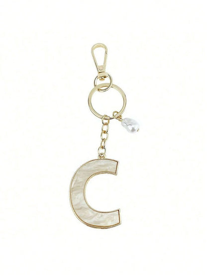 1pc Creative 26 English Letter Faux Pearl Shell Alloy Keychain, Personalized Key Chain Accessory, Backpack Hanging Decor, Car Pendant, Gift For Women & Girls, Wallet & Key Chain Holder, Letter Keychai
