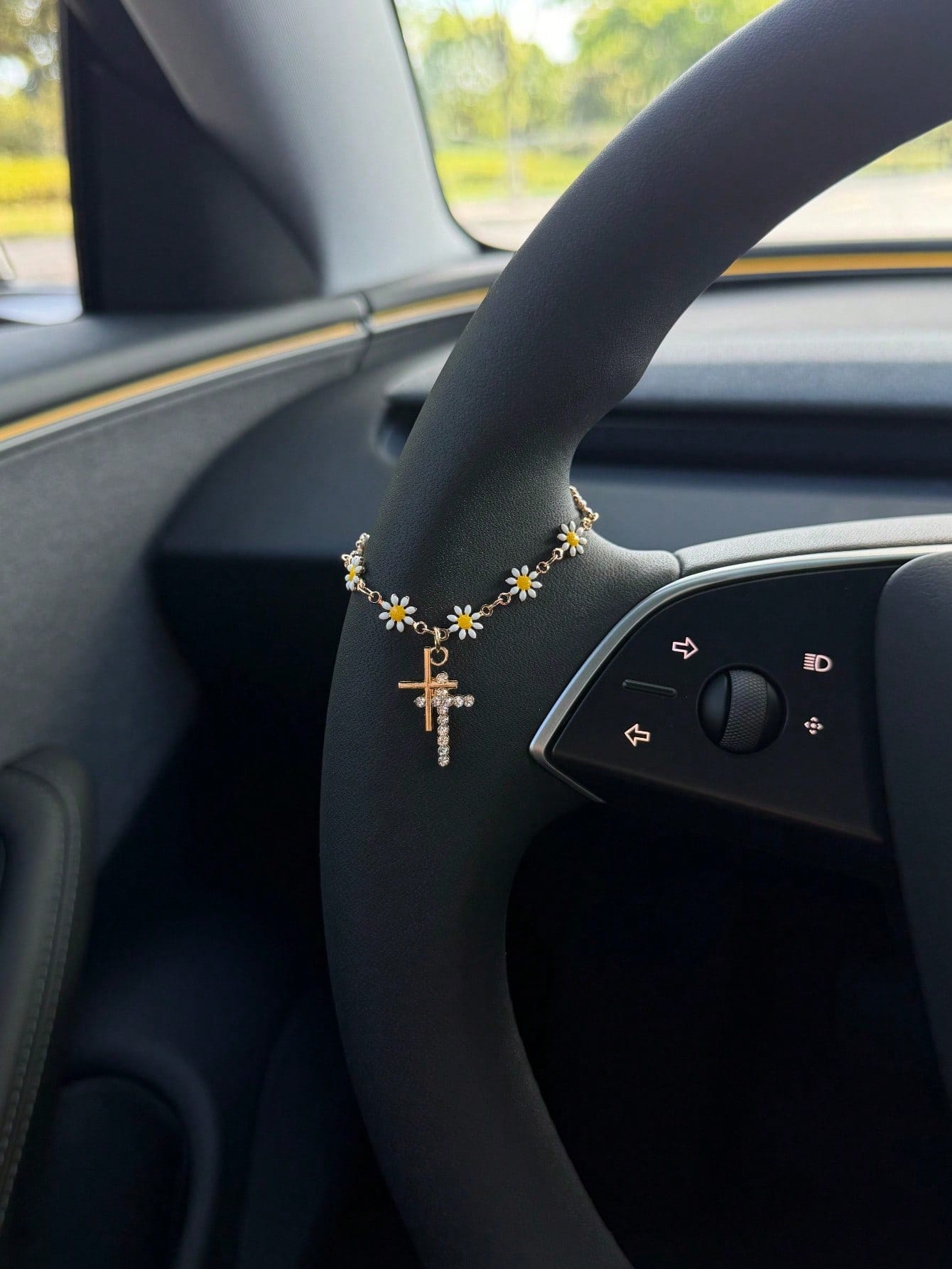 1pc Daisy Cross Car Steering Wheel Chain, Gold-Plated Crystal Rhinestone Pendant, Cute Flower Cross Steering Wheel Decoration, Shiny Car Interior Accessory, Suitable For Women And Girls, Religious Chr