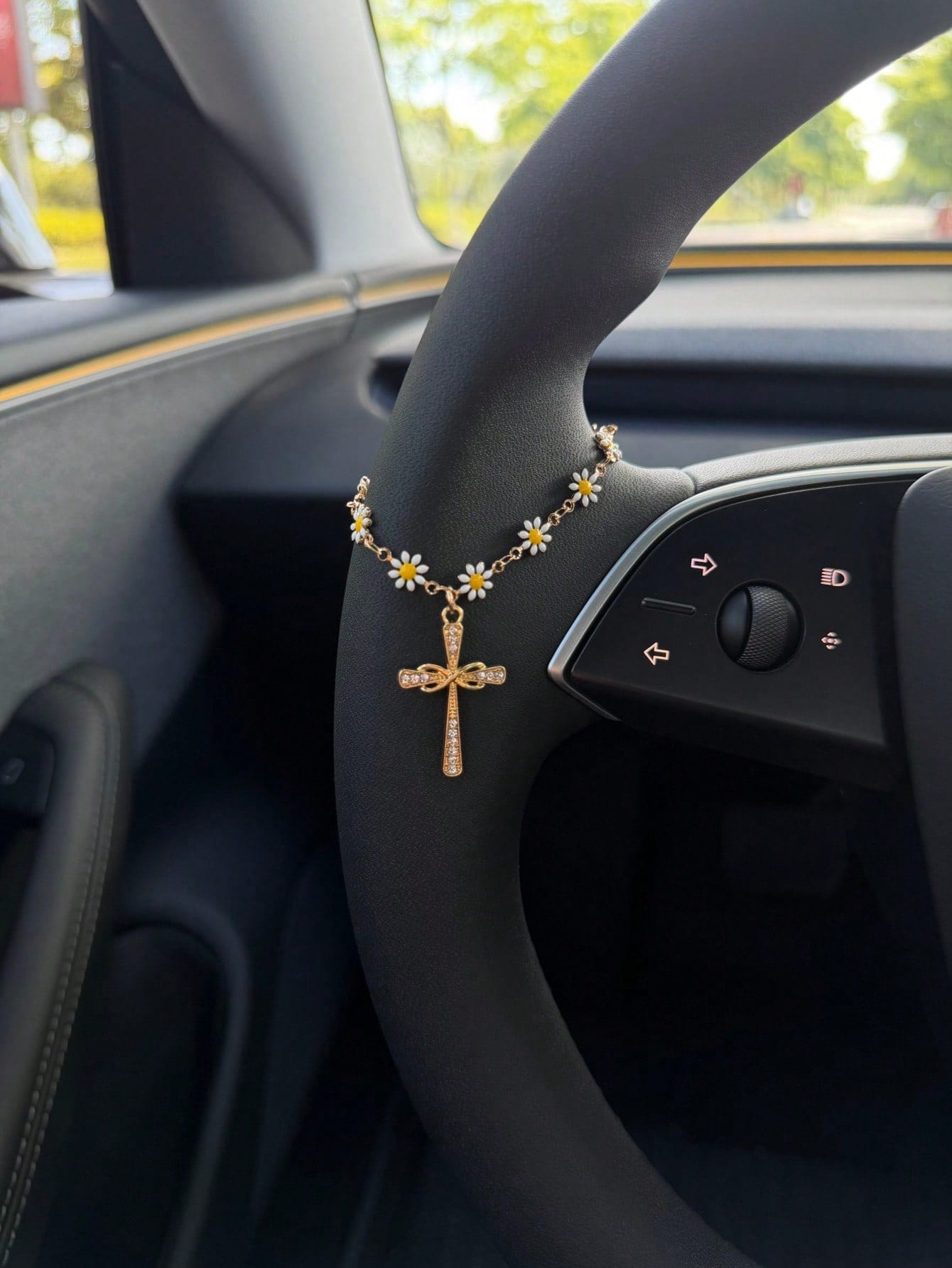 1pc Daisy Cross Car Steering Wheel Chain, Gold-Plated Crystal Rhinestone Pendant, Cute Flower Cross Steering Wheel Decoration, Shiny Car Interior Accessory, Suitable For Women And Girls, Religious Chr