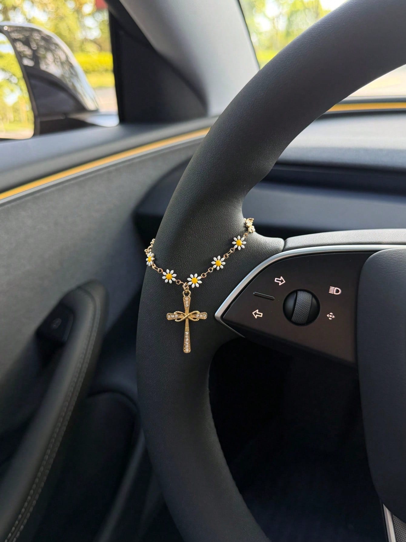 1pc Daisy Cross Car Steering Wheel Chain, Gold-Plated Crystal Rhinestone Pendant, Cute Flower Cross Steering Wheel Decoration, Shiny Car Interior Accessory, Suitable For Women And Girls, Religious Chr