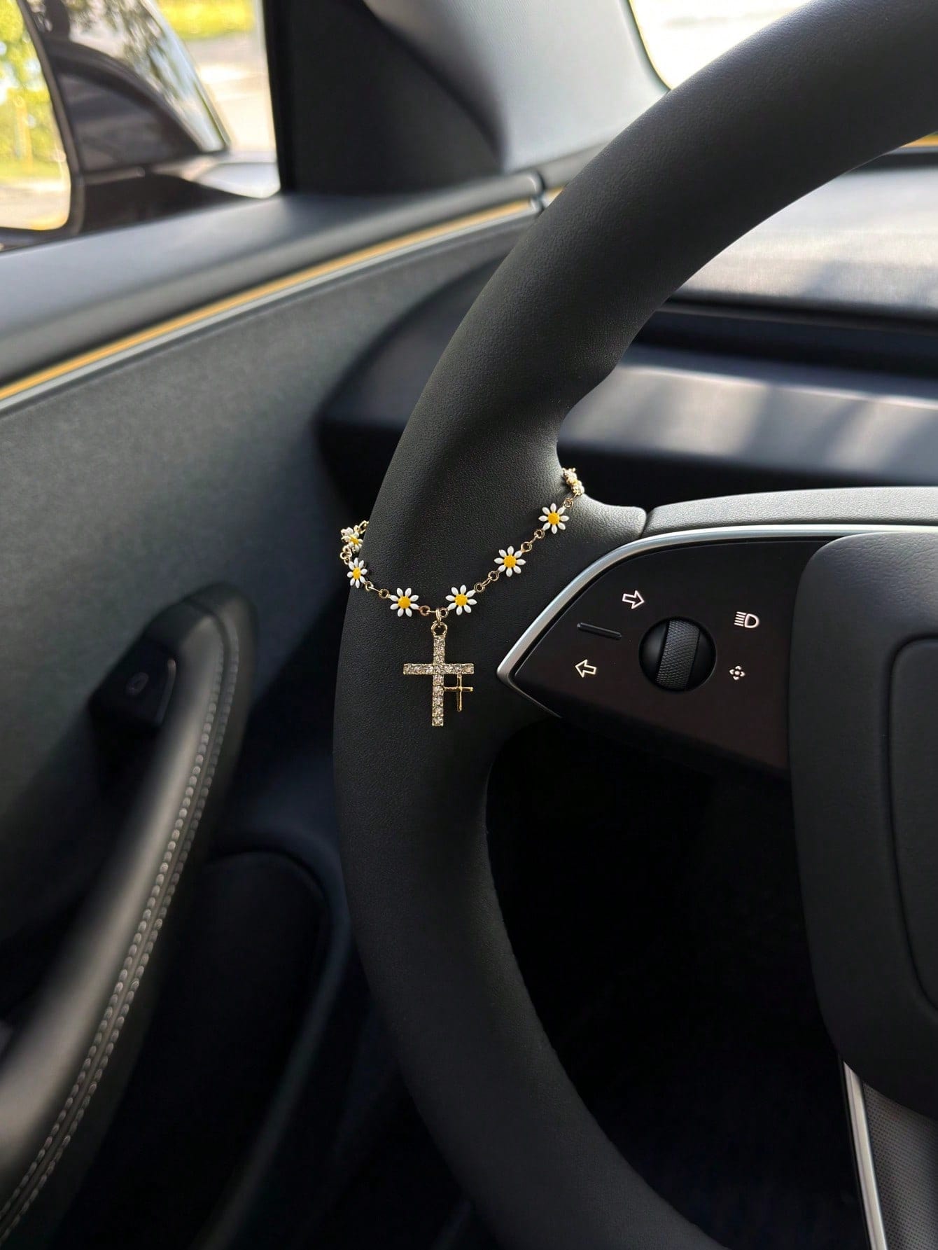 1pc Daisy Cross Car Steering Wheel Chain, Gold-Plated Crystal Rhinestone Pendant, Cute Flower Cross Steering Wheel Decoration, Shiny Car Interior Accessory, Suitable For Women And Girls, Religious Chr