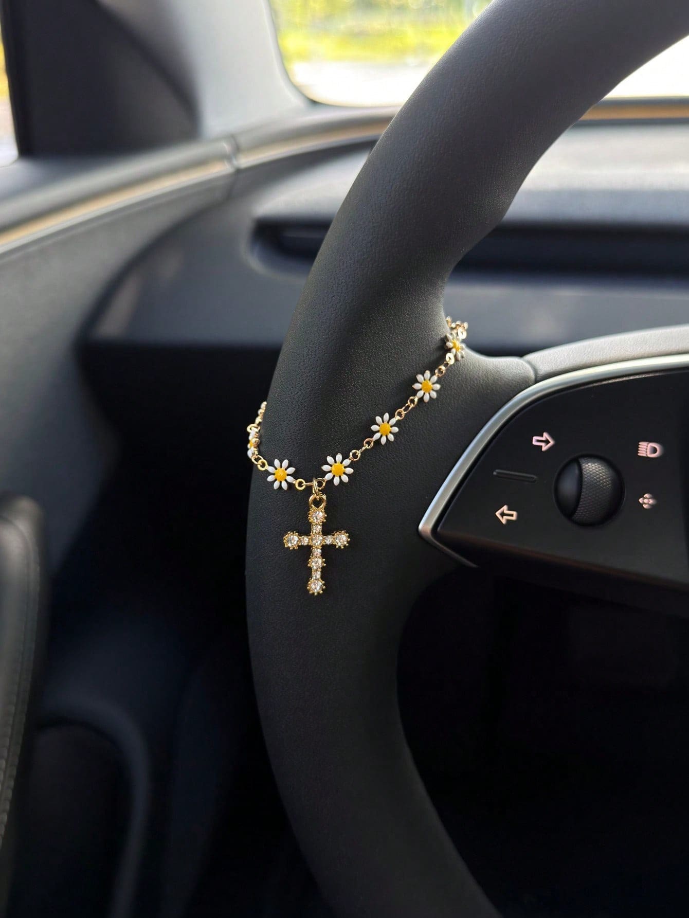 1pc Daisy Cross Car Steering Wheel Chain, Gold-Plated Crystal Rhinestone Pendant, Cute Flower Cross Steering Wheel Decoration, Shiny Car Interior Accessory, Suitable For Women And Girls, Religious Chr