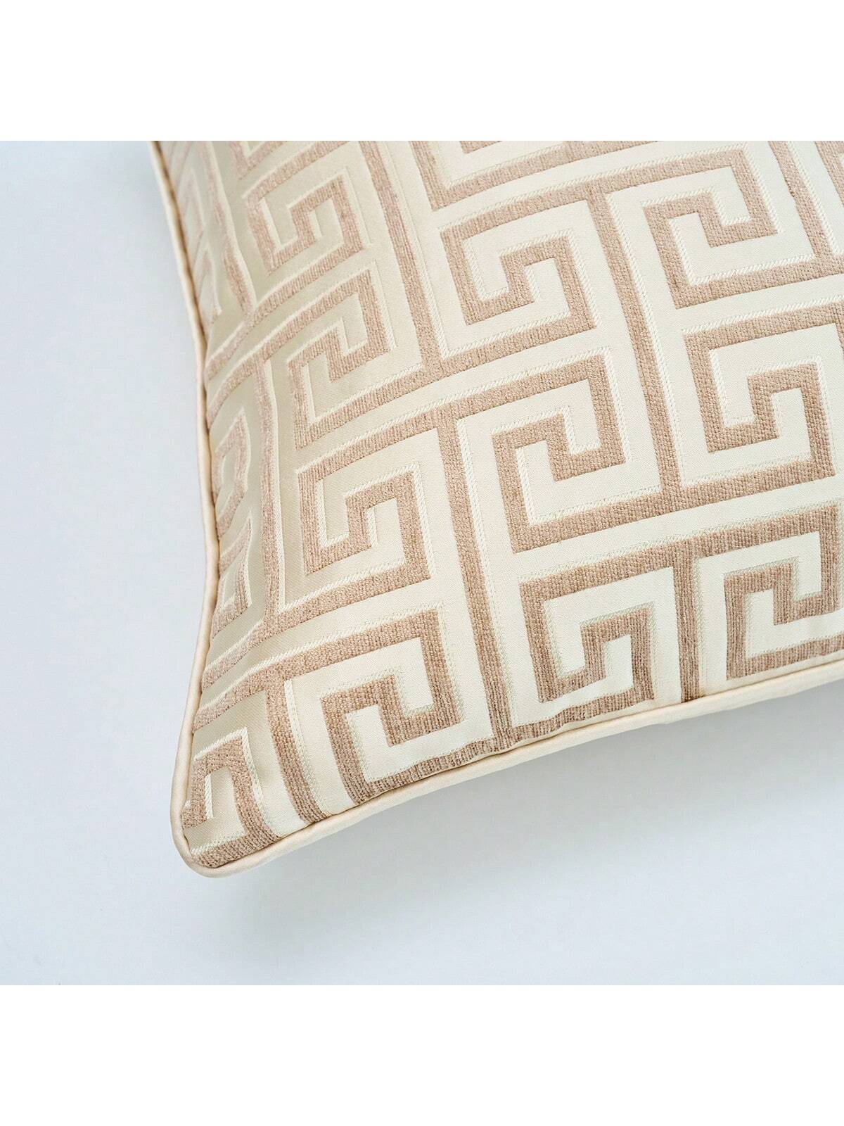 1pc Gold Maze Pattern Pillow Cover, Luxury Jacquard Design, Available In Sizes: 45x45cm(18x18in)/ 50x50cm(20x20in), Multi-Size Options For Sofa, Living Room, Hotel, Outdoor Spaces, Etc. (Pillow Inser