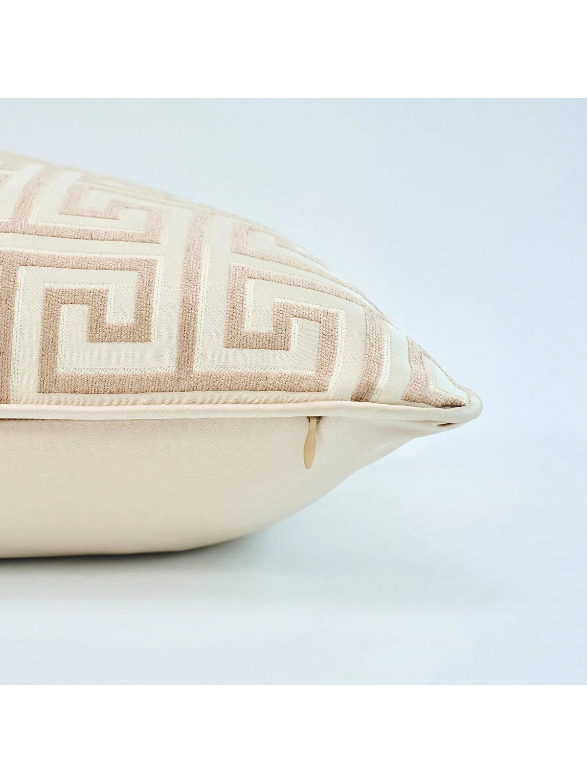 1pc Gold Maze Pattern Pillow Cover, Luxury Jacquard Design, Available In Sizes: 45x45cm(18x18in)/ 50x50cm(20x20in), Multi-Size Options For Sofa, Living Room, Hotel, Outdoor Spaces, Etc. (Pillow Inser