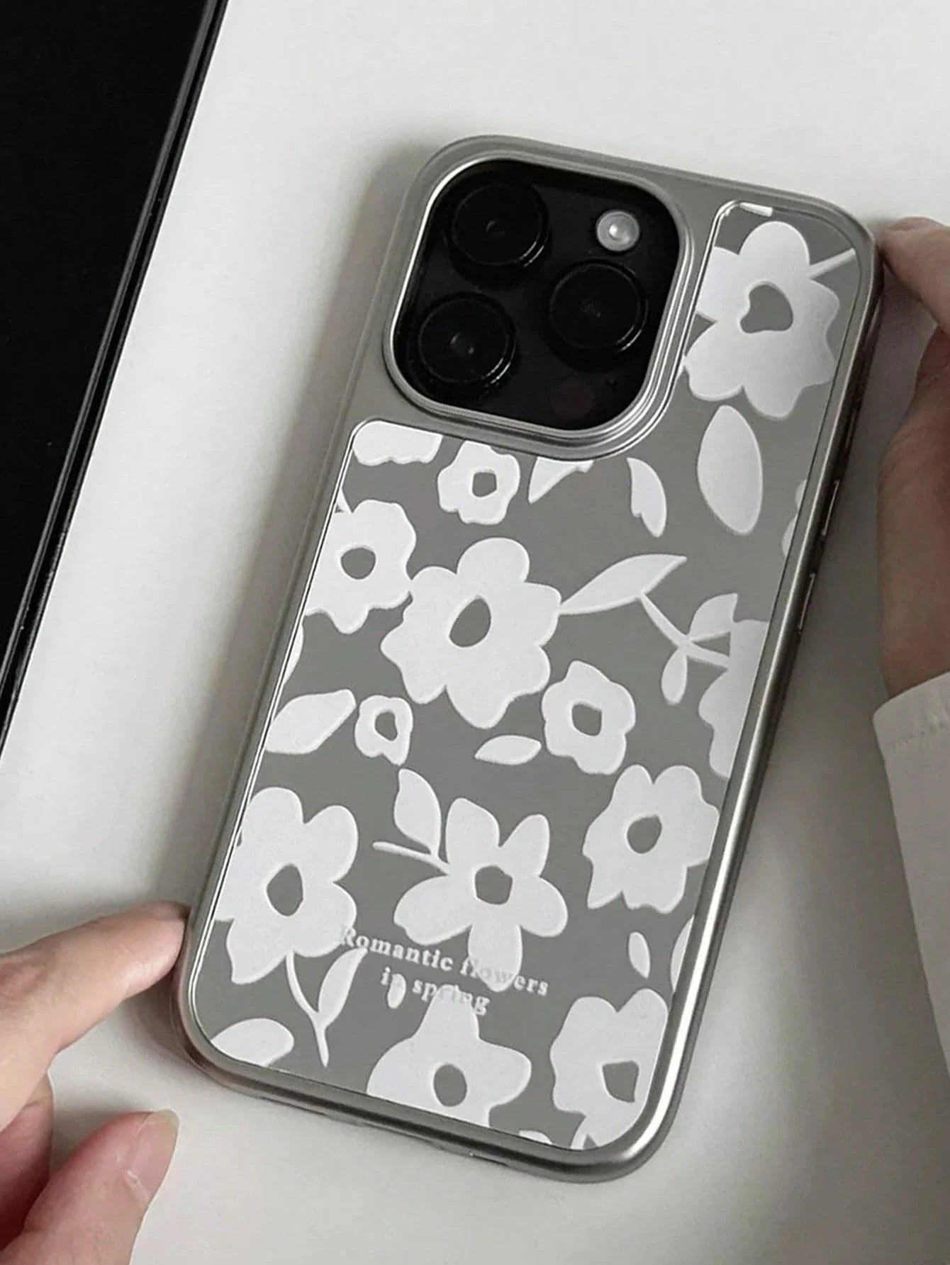 1pc Large Camera Cutout Electroplated Edge Mirror Back Phone Case Elegant White Floral Pattern Anti-Scratch Full Wrap Protective Shell Women Fashion Daily Cellphone Case Compatible With IPhone 11 12 1