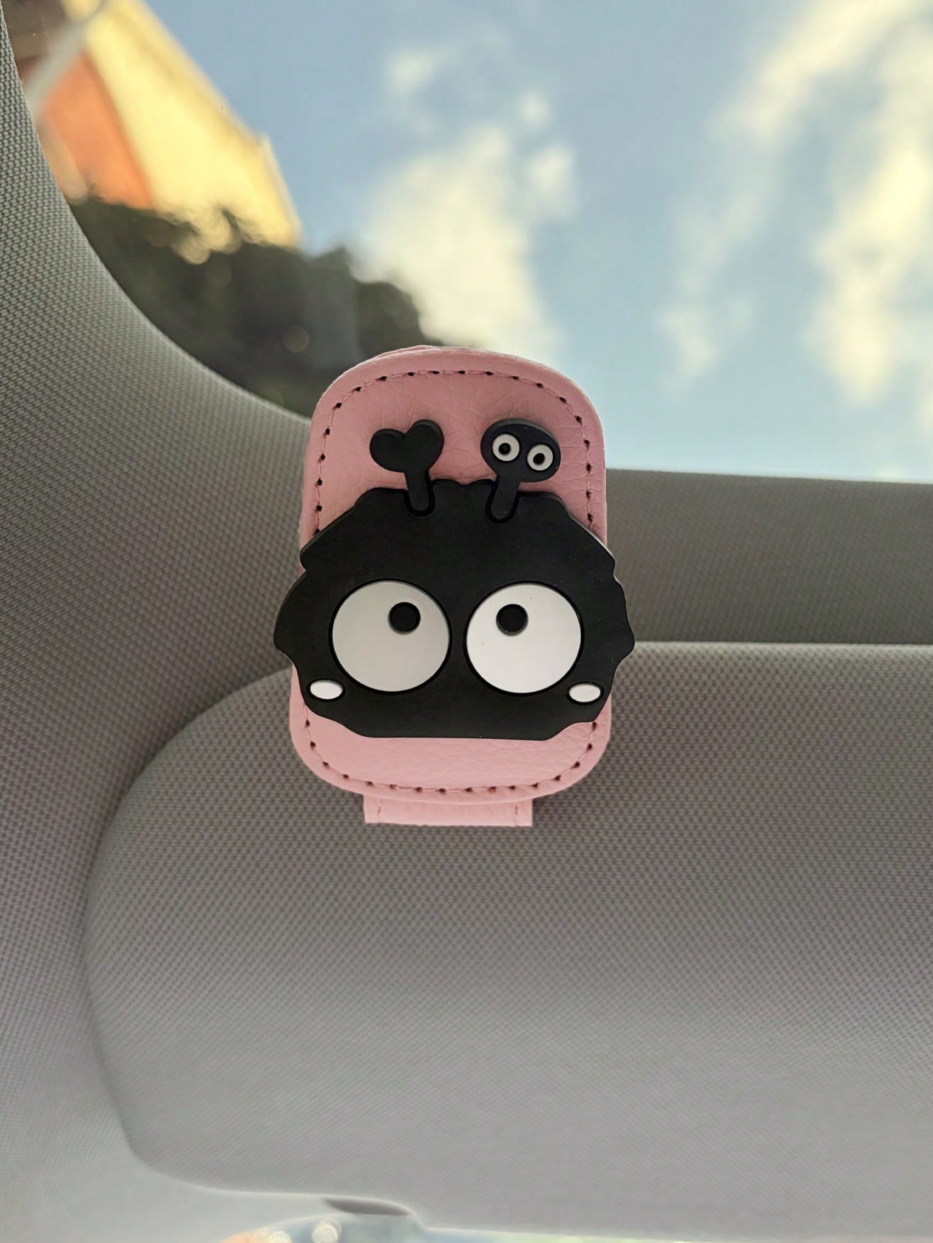 1pc Magnetic Car Sun Visor Glasses Clip, Made Of PU Material, Cute CharcoalDesign, Fashionable Glasses Holder With Strong Magnetic Bracket, Car Interior Accessories (Black), Automotive Decor| Interes