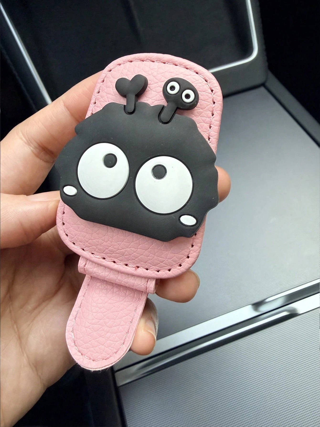 1pc Magnetic Car Sun Visor Glasses Clip, Made Of PU Material, Cute CharcoalDesign, Fashionable Glasses Holder With Strong Magnetic Bracket, Car Interior Accessories (Black), Automotive Decor| Interes