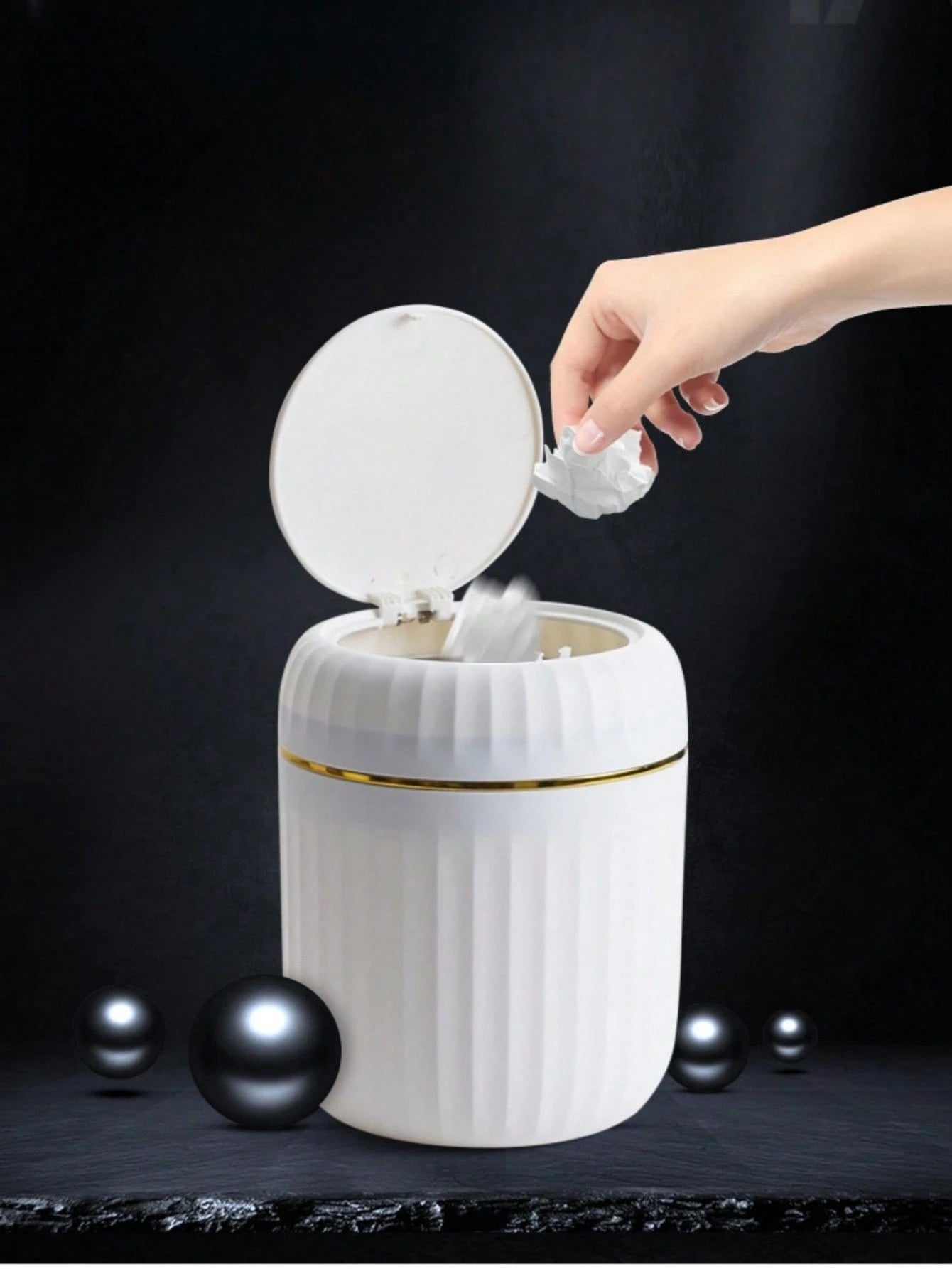 1pc Mini Cute Desktop Trash Can With Lid, Suitable For Bedroom, Office, Kitchen, Bathroom And Other Home Spaces. This Small Compact Plastic Trash Can With Flip Lid Is Perfect For Placing On The Deskto