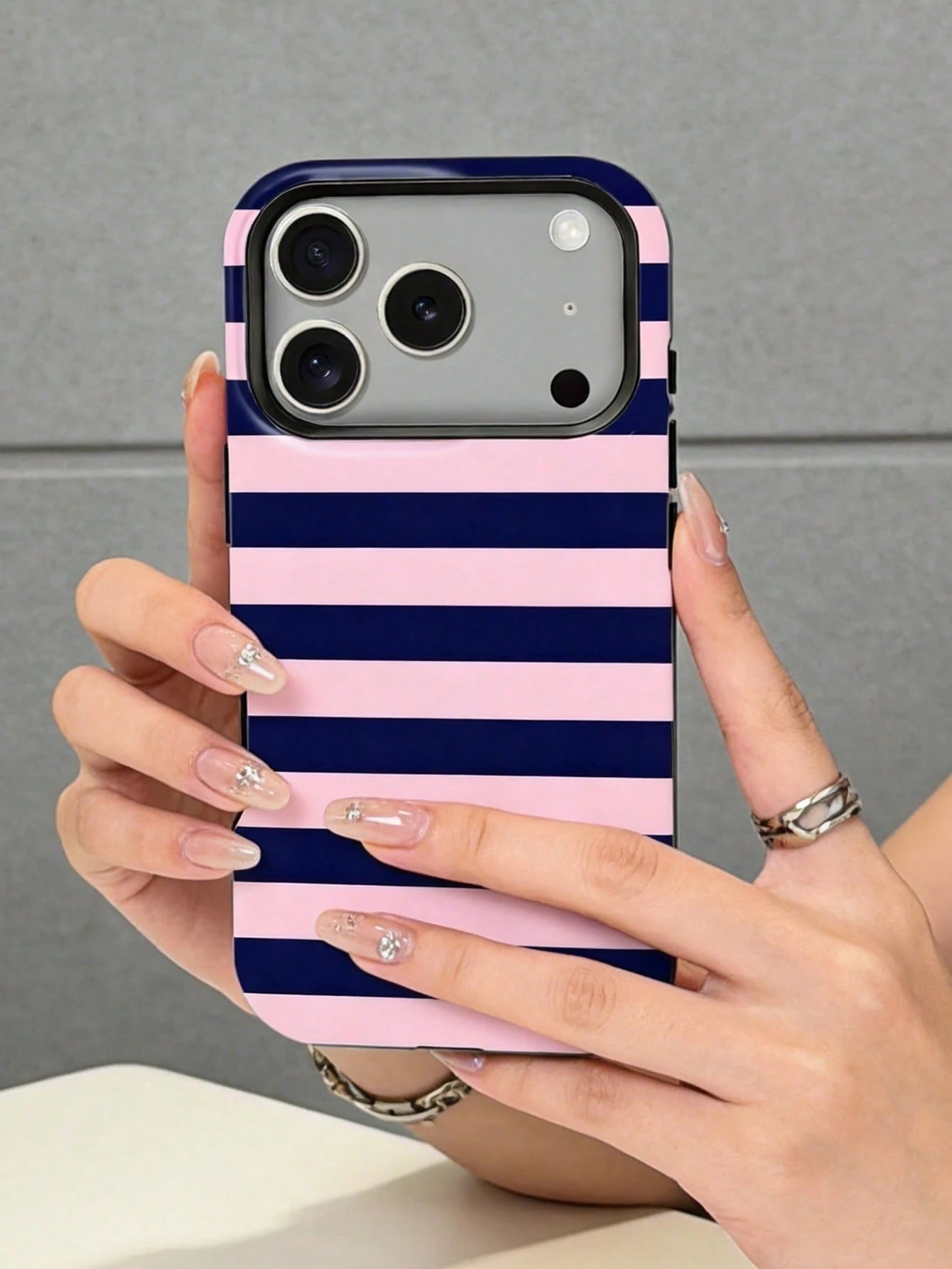 1pc New Artistic Blue & Pink Striped Glossy 2-In-1 Film Hard Shell Phone Case, Compatible With IPhone 17 Pro, 16e, 16, 15, 14, 13, 12, 11, XR And XS, High-End Fashion & Fun, Suitable For Daily Commute