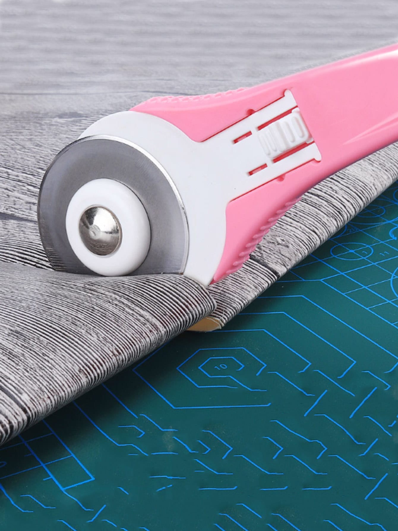 1pc Pink Fabric Cutting Roller Cutter