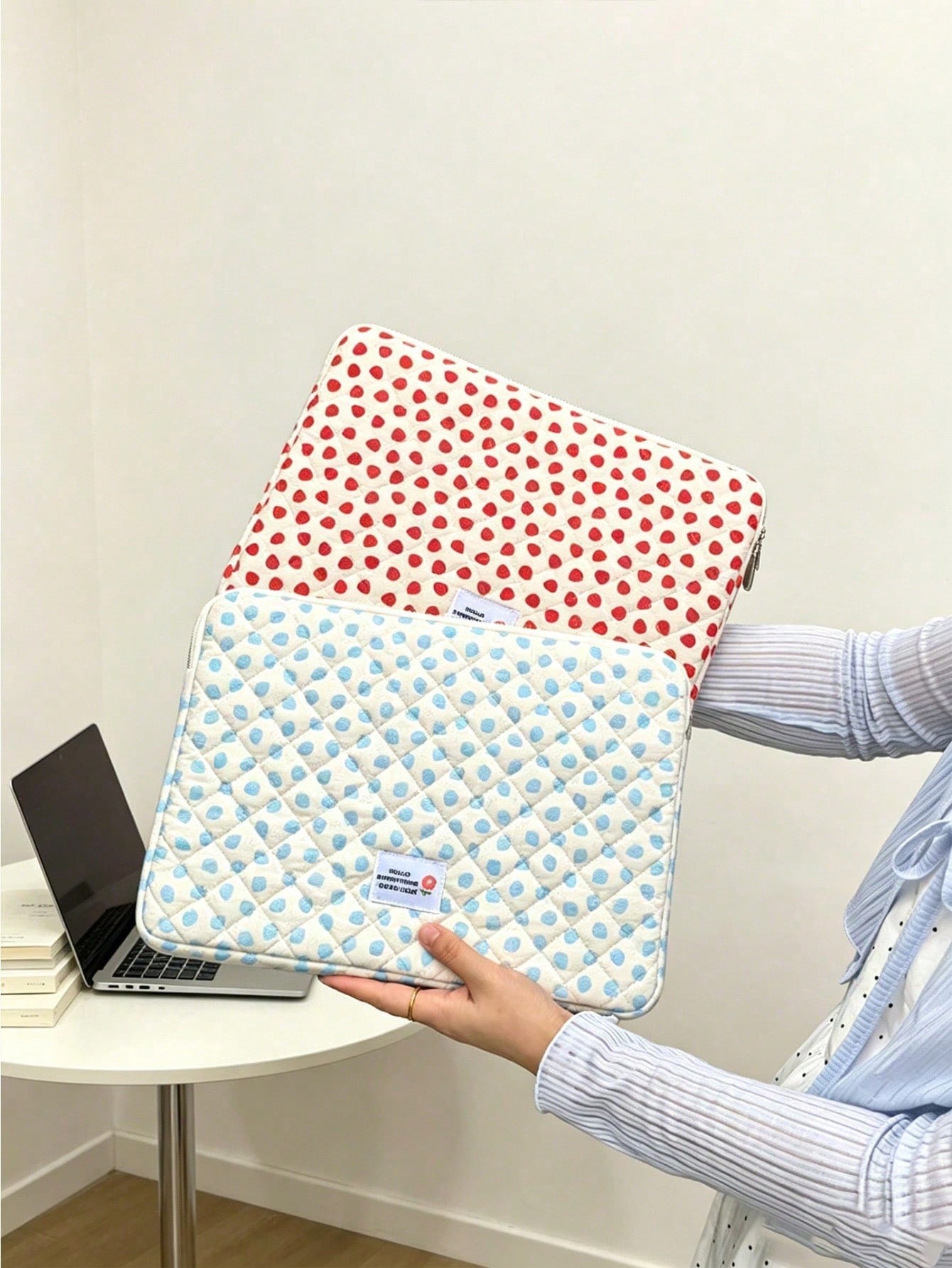 1pc Quilted Laptop Sleeve Bag With Strawberry Pattern, Fashionable & Lightweight, Fits 11", 13", 15" Laptops And Tablets, Back To School Essential, Laptop Protective Case, Laptop Inner Sleeve, Laptop