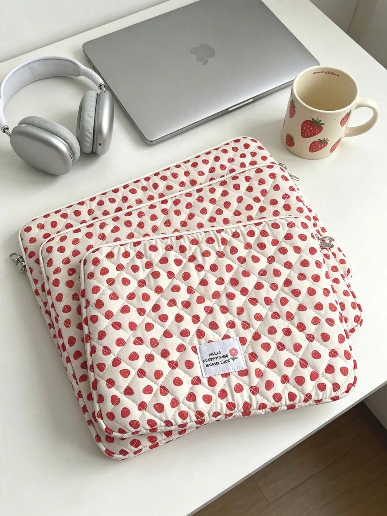 1pc Quilted Laptop Sleeve Bag With Strawberry Pattern, Fashionable & Lightweight, Fits 11", 13", 15" Laptops And Tablets, Back To School Essential, Laptop Protective Case, Laptop Inner Sleeve, Laptop
