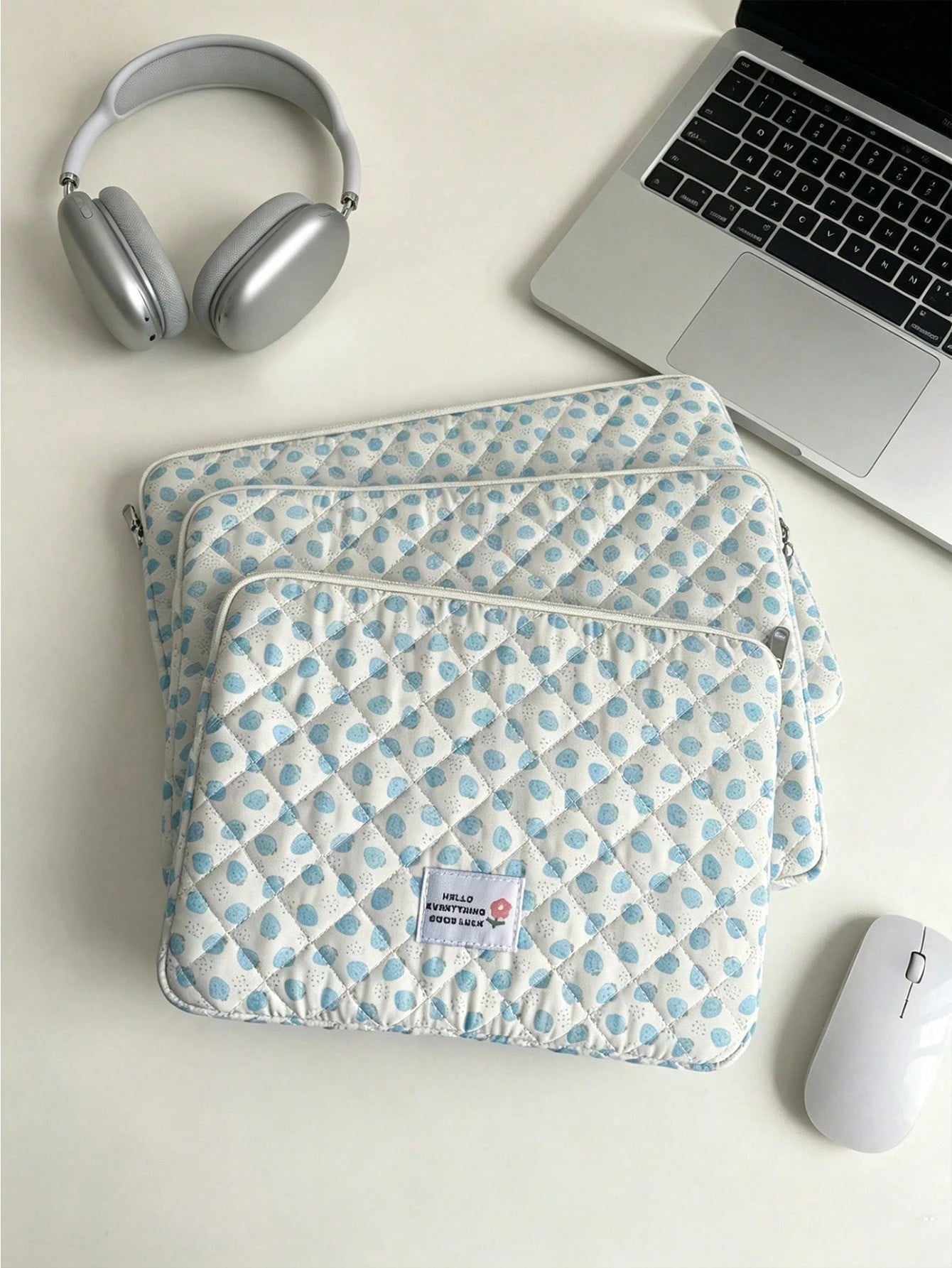1pc Quilted Laptop Sleeve Bag With Strawberry Pattern, Fashionable & Lightweight, Fits 11", 13", 15" Laptops And Tablets, Back To School Essential, Laptop Protective Case, Laptop Inner Sleeve, Laptop