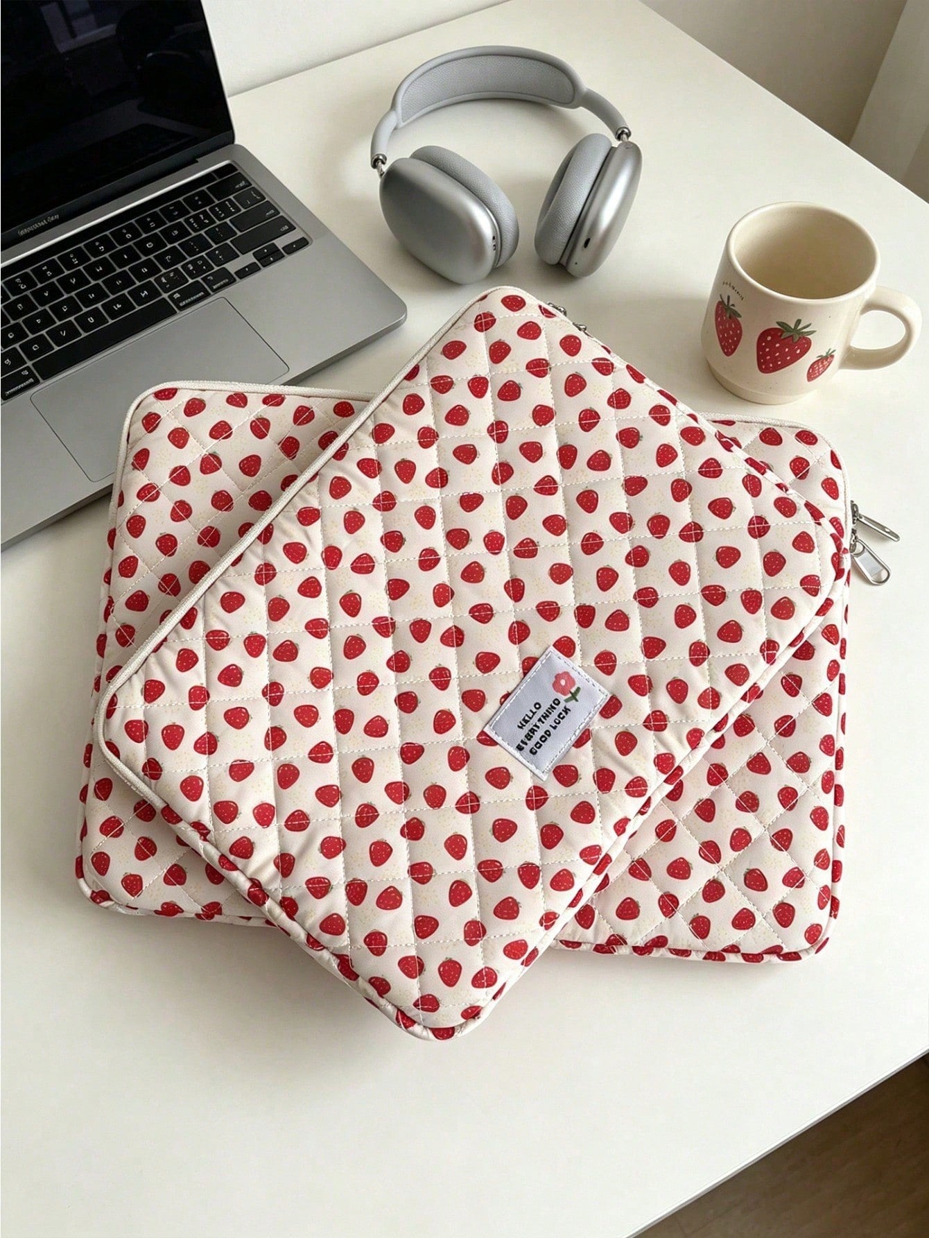 1pc Quilted Laptop Sleeve Bag With Strawberry Pattern, Fashionable & Lightweight, Fits 11", 13", 15" Laptops And Tablets, Back To School Essential, Laptop Protective Case, Laptop Inner Sleeve, Laptop
