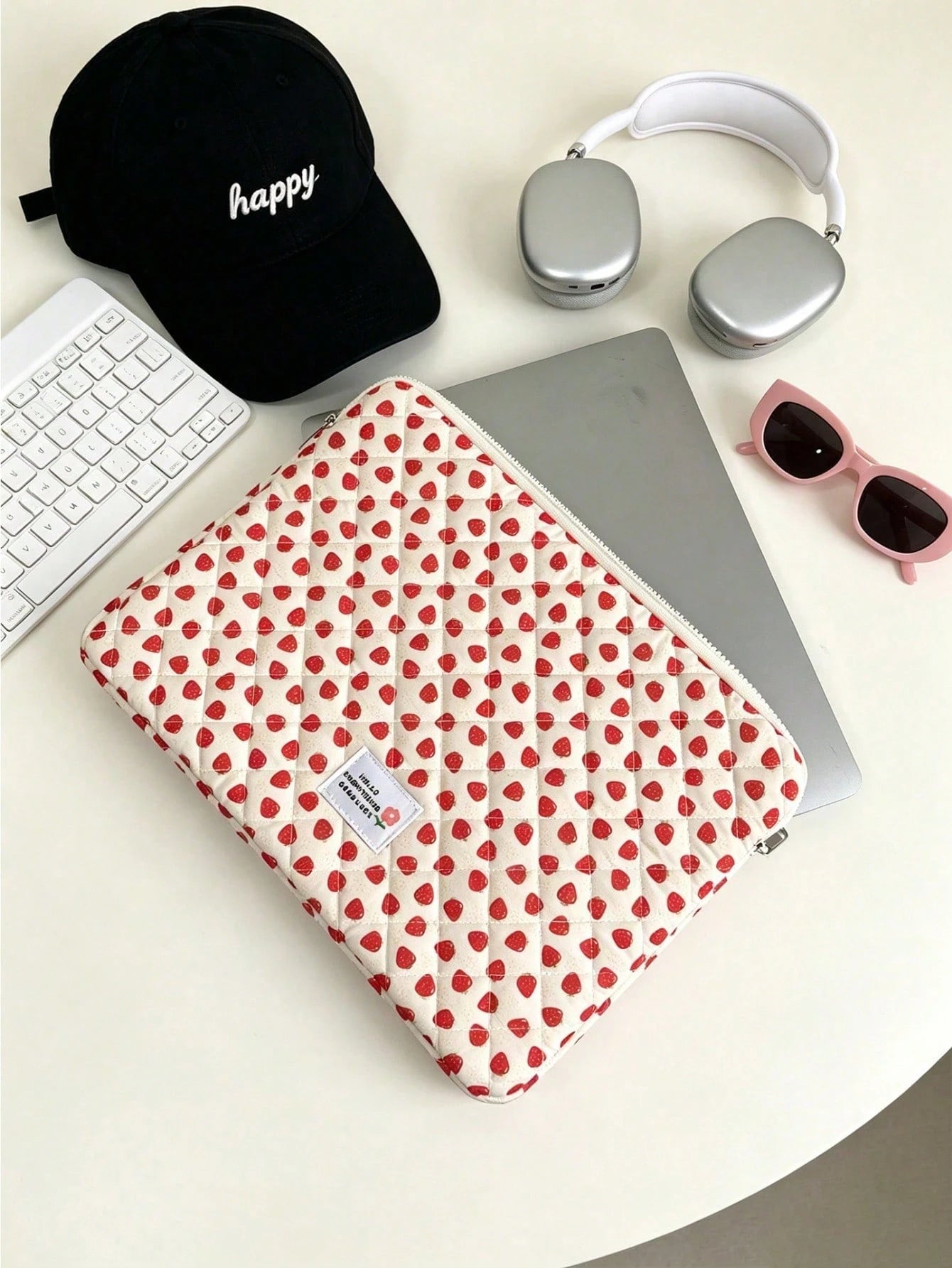 1pc Quilted Laptop Sleeve Bag With Strawberry Pattern, Fashionable & Lightweight, Fits 11", 13", 15" Laptops And Tablets, Back To School Essential, Laptop Protective Case, Laptop Inner Sleeve, Laptop