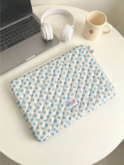 1pc Quilted Laptop Sleeve Bag With Strawberry Pattern, Fashionable & Lightweight, Fits 11", 13", 15" Laptops And Tablets, Back To School Essential, Laptop Protective Case, Laptop Inner Sleeve, Laptop