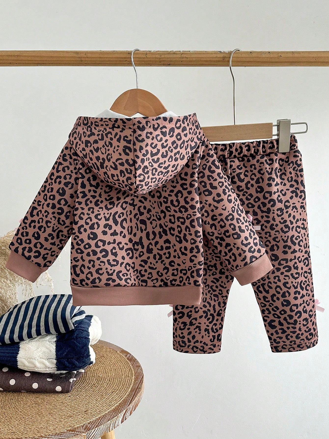 2026 Autumn/Winter Girls' Coffee Leopard Print Hooded Thermal-Lined 2-Piece Set, Pink Pony Digital Print Bow Zipper Jacket And Pants Outfit, Vintage Sweet Cool Thickened Casual Kids Wear For Sma