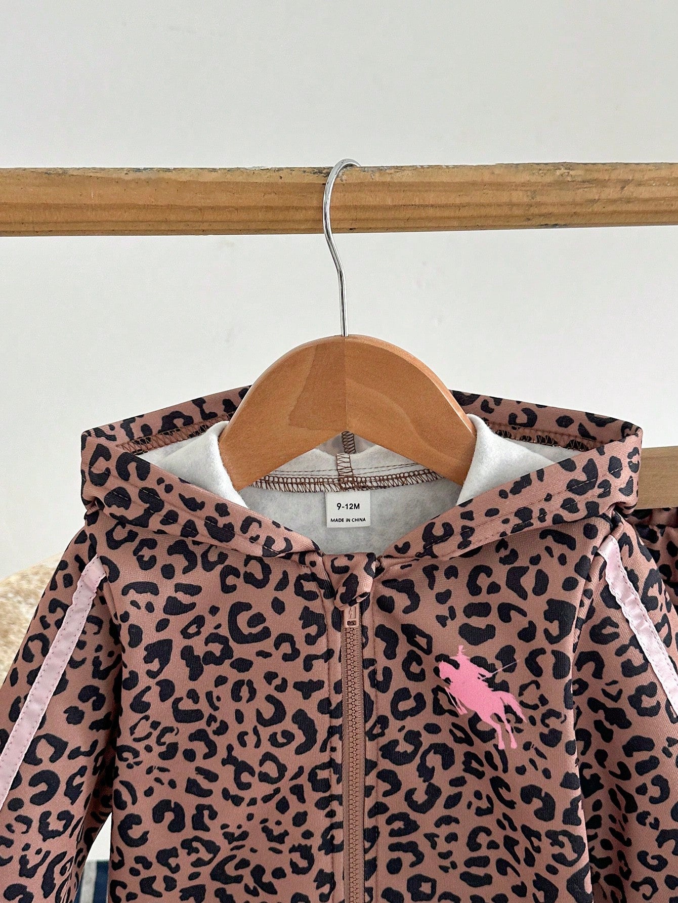 2026 Autumn/Winter Girls' Coffee Leopard Print Hooded Thermal-Lined 2-Piece Set, Pink Pony Digital Print Bow Zipper Jacket And Pants Outfit, Vintage Sweet Cool Thickened Casual Kids Wear For Sma