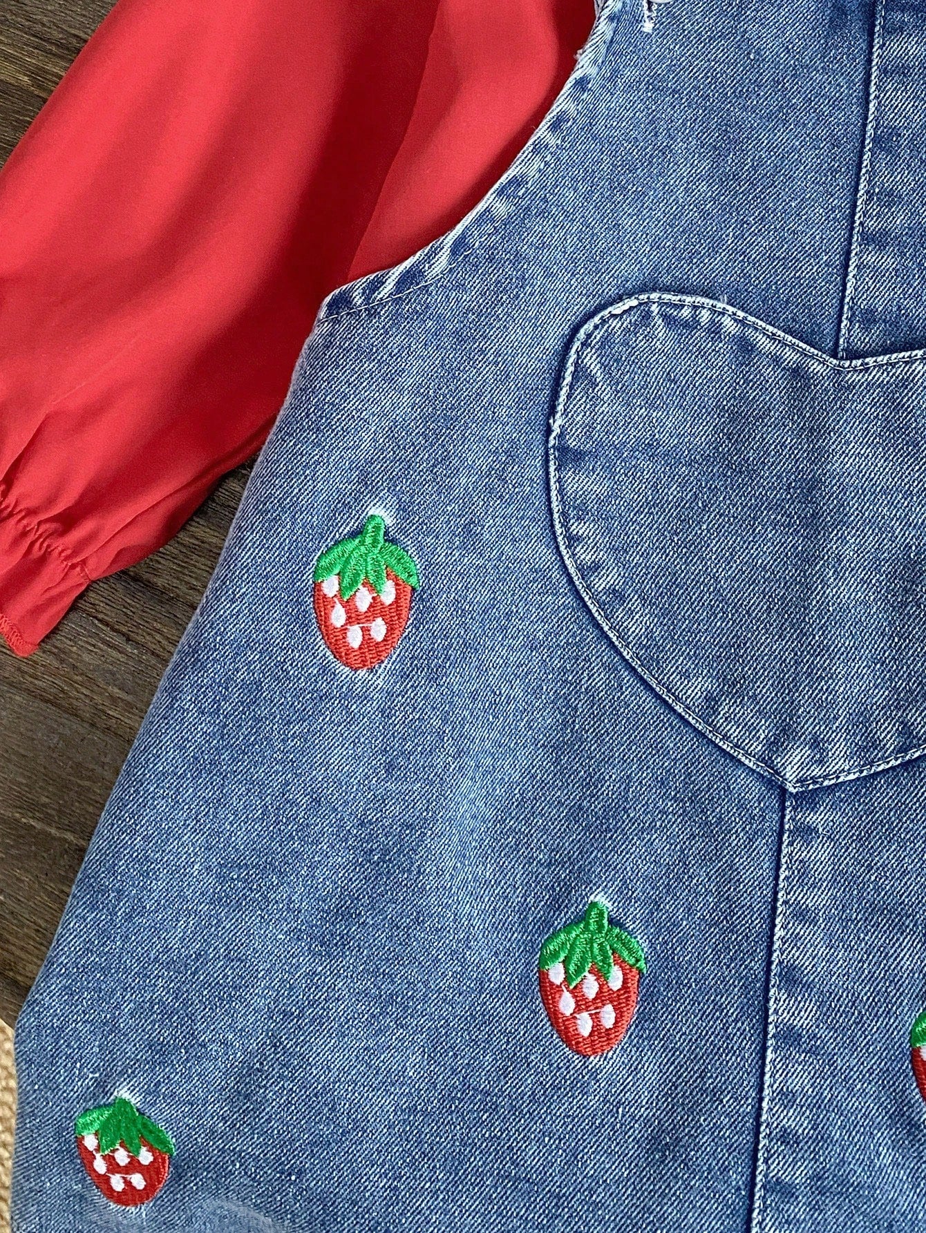 2pcs/Set Baby Girl Casual Cute Turn-Down Collar Long Sleeve Shirt And Strawberry Embroidery Decorated Overalls Set, Suitable For Spring And Autumn, Daily Wear Cute Casual Outfit