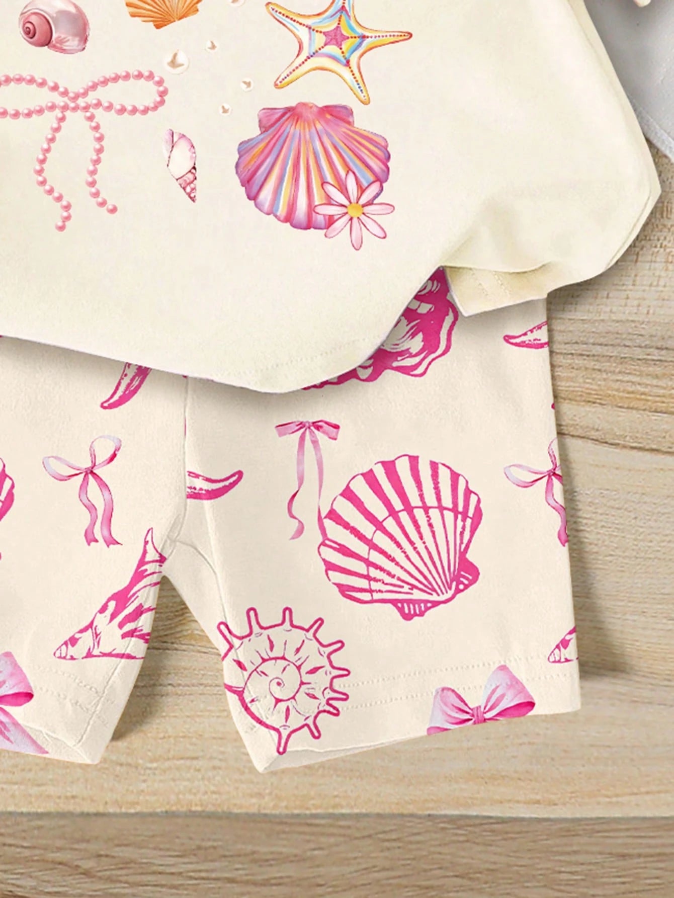 2pcs/Set Cute Baby Girls Beige Summer Outfit,Ocean Creature Shell Bow Print Round Neck T-Shirt And Fitted Bike Shorts,Vacation Holiday Beach Set