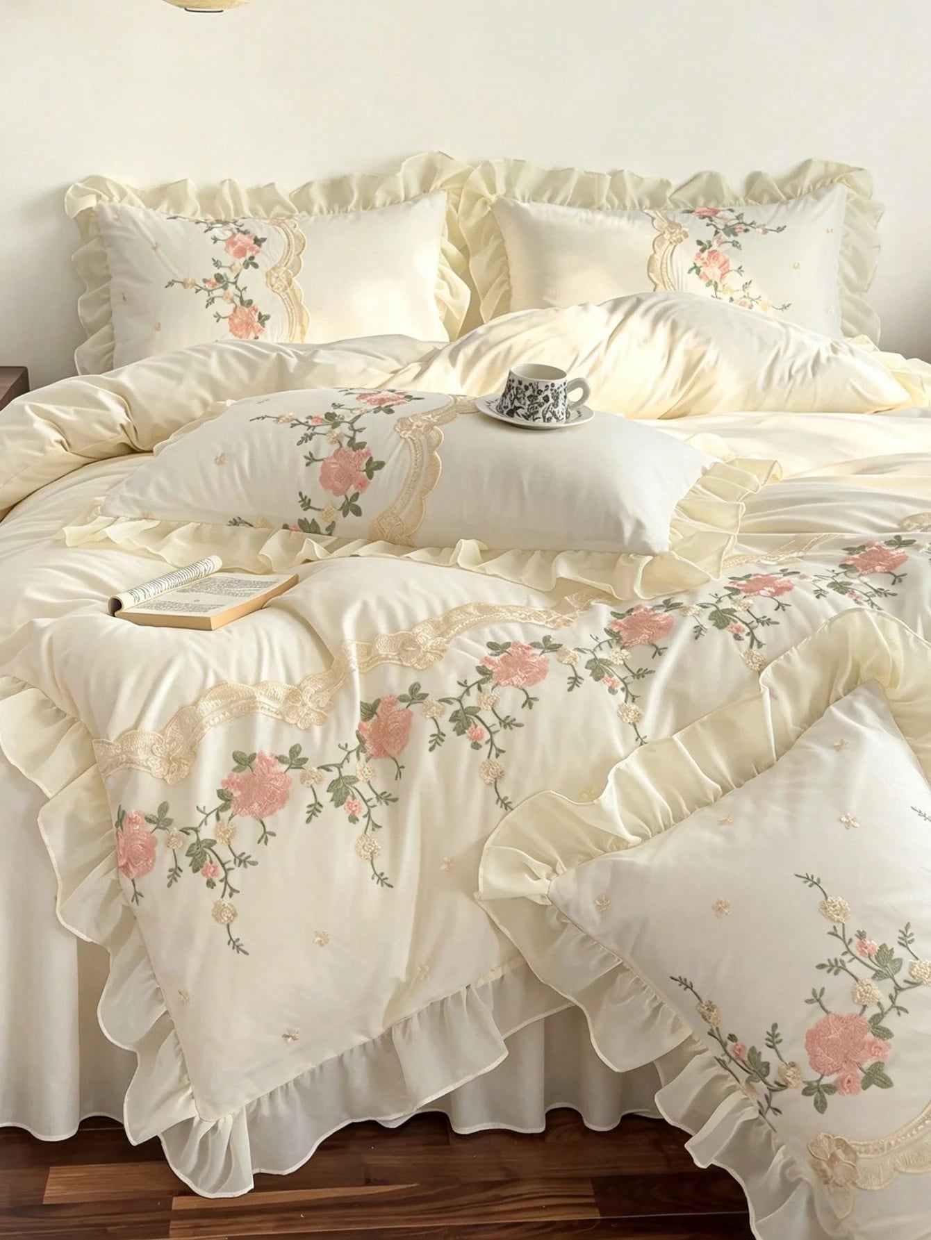 3pcs Skin-Friendly Soft Comfortable Off-White Floral Embroidery Lace Ruffle Craft Duvet Cover Set (1*Duvet Cover+2*Pillowcases, No Inserts), French Country Style, Feminine Style, Girly Style, Suitable