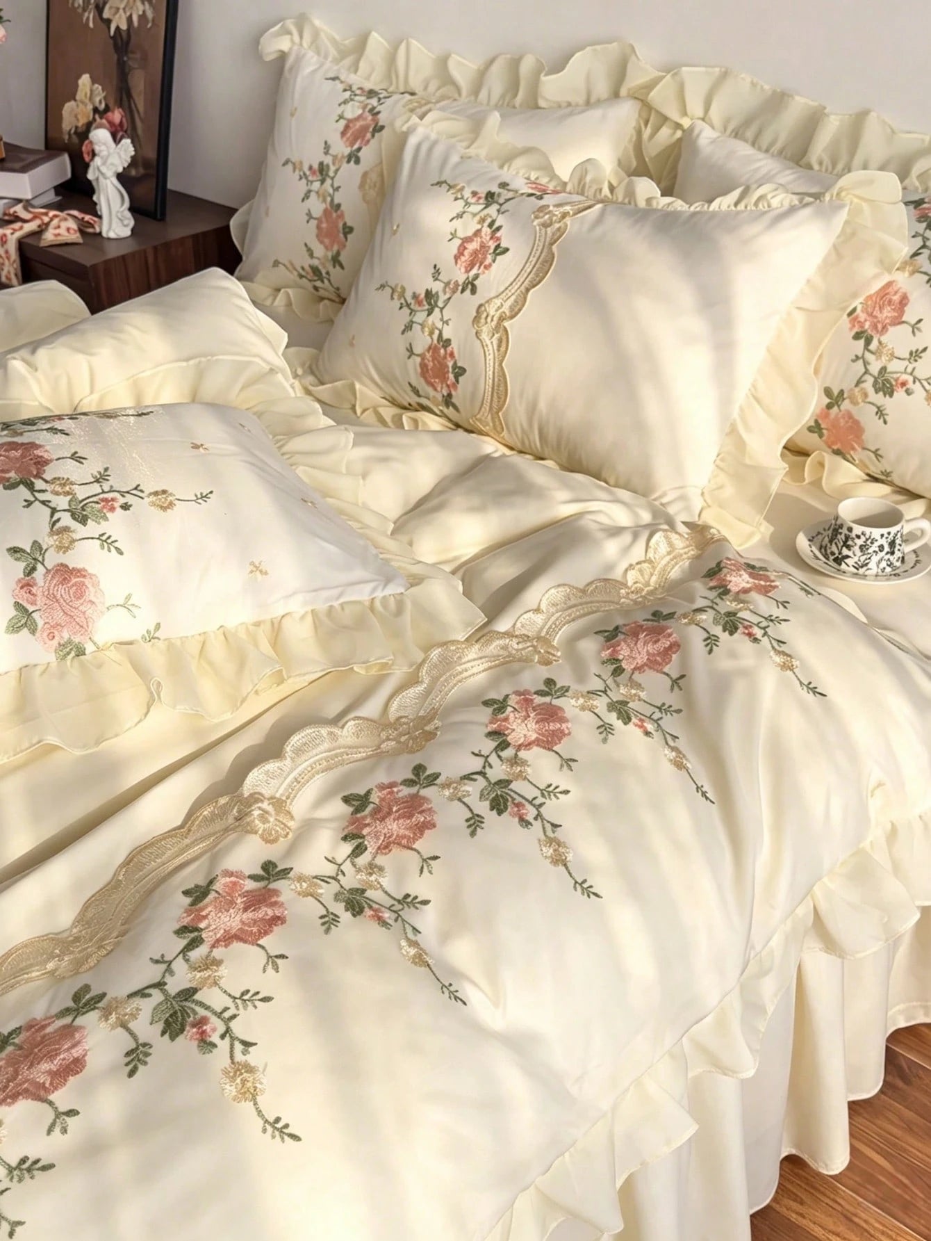 3pcs Skin-Friendly Soft Comfortable Off-White Floral Embroidery Lace Ruffle Craft Duvet Cover Set (1*Duvet Cover+2*Pillowcases, No Inserts), French Country Style, Feminine Style, Girly Style, Suitable