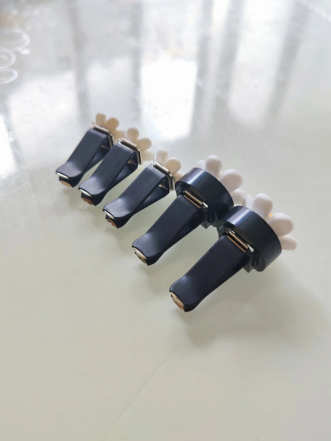 5pcs Cute Daisy Car Air Vent Aromatherapy Clip, Car Air Conditioner Decoration Clip, Flower Car Interior Ornament, Car Aromatherapy Decoration
