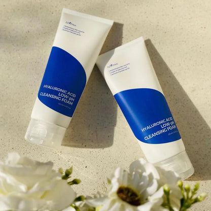 Isntree Hyaluronic Acid Low-pH Cleansing Foam