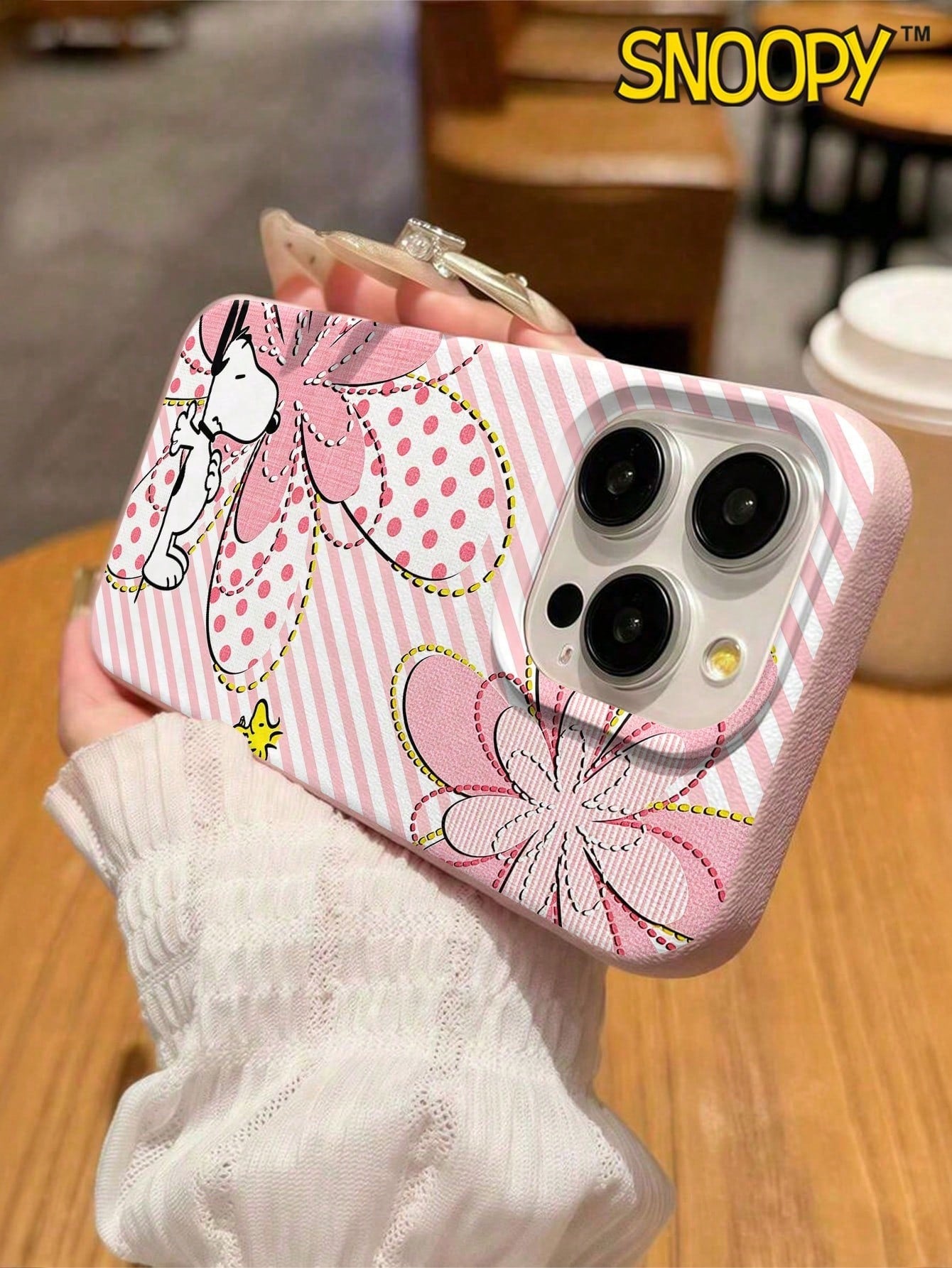 A Cute Cartoon Pink Snoopy Leather-Textured Phone Case, Suitable For Apple IPhone17 Pro Max/16 Pro Max/12 Pro/13/14 Plus/15 Pro Max/16 Pro Max And 11/13 Pro Models. The Simulated Leather Texture Provi