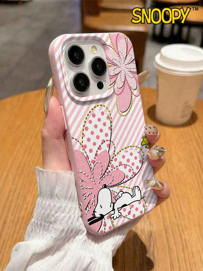 A Cute Cartoon Pink Snoopy Leather-Textured Phone Case, Suitable For Apple IPhone17 Pro Max/16 Pro Max/12 Pro/13/14 Plus/15 Pro Max/16 Pro Max And 11/13 Pro Models. The Simulated Leather Texture Provi