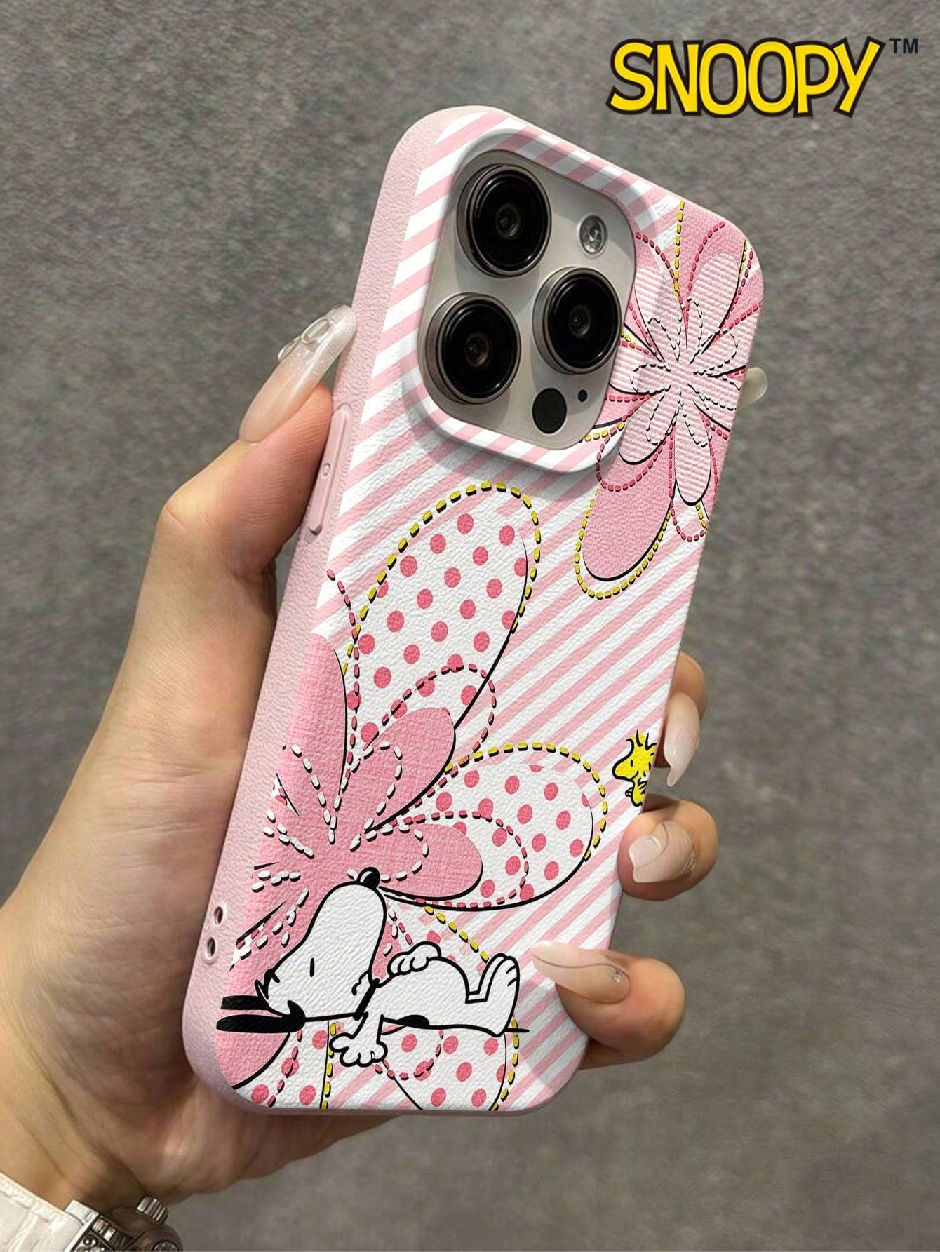 A Cute Cartoon Pink Snoopy Leather-Textured Phone Case, Suitable For Apple IPhone17 Pro Max/16 Pro Max/12 Pro/13/14 Plus/15 Pro Max/16 Pro Max And 11/13 Pro Models. The Simulated Leather Texture Provi