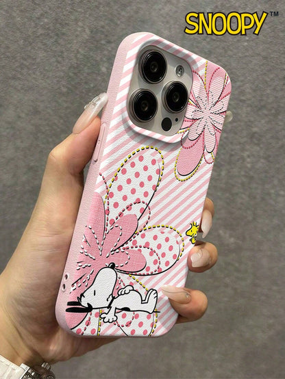 A Cute Cartoon Pink Snoopy Leather-Textured Phone Case, Suitable For Apple IPhone17 Pro Max/16 Pro Max/12 Pro/13/14 Plus/15 Pro Max/16 Pro Max And 11/13 Pro Models. The Simulated Leather Texture Provi