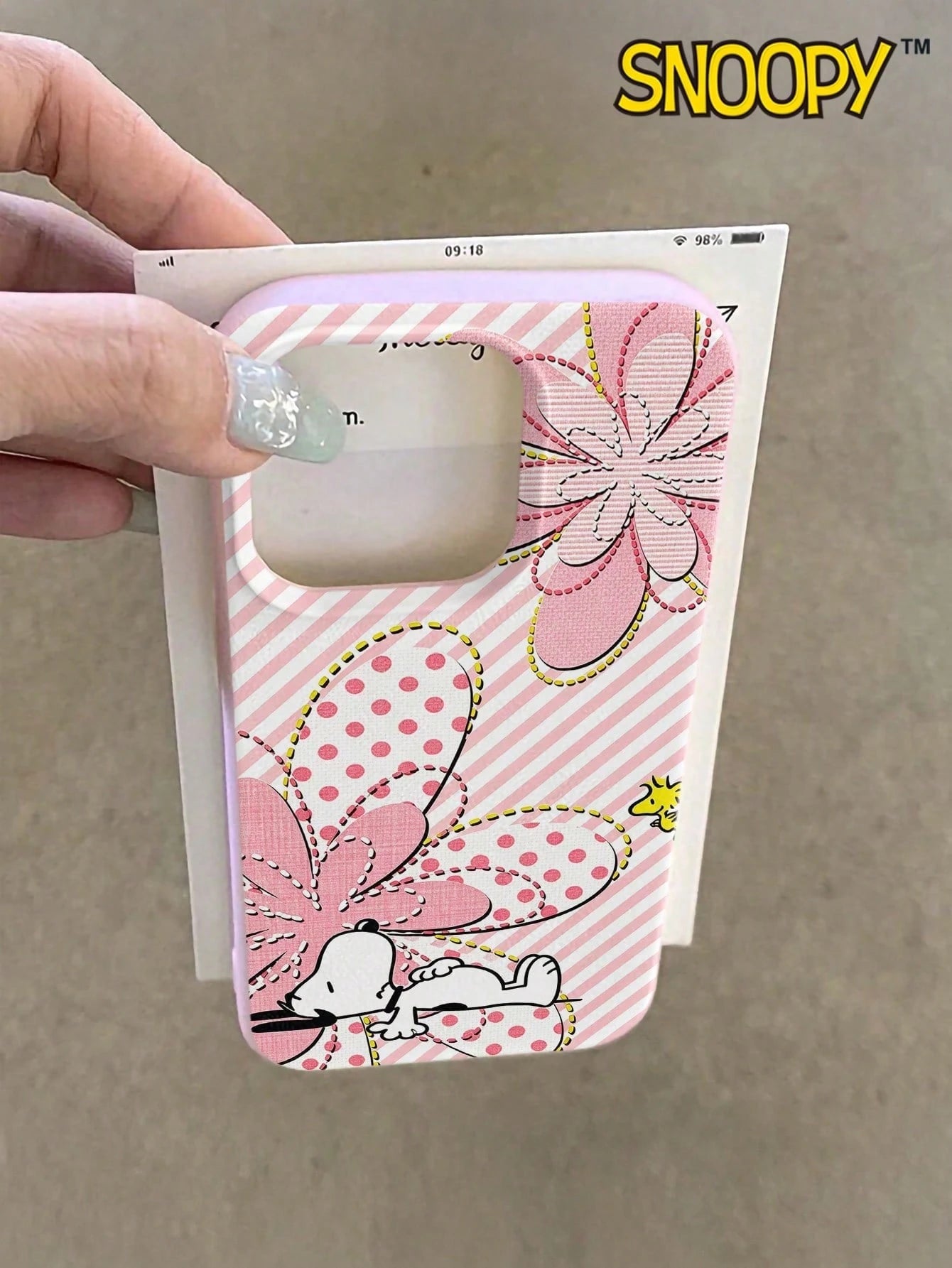 A Cute Cartoon Pink Snoopy Leather-Textured Phone Case, Suitable For Apple IPhone17 Pro Max/16 Pro Max/12 Pro/13/14 Plus/15 Pro Max/16 Pro Max And 11/13 Pro Models. The Simulated Leather Texture Provi