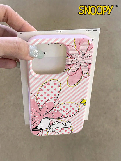 A Cute Cartoon Pink Snoopy Leather-Textured Phone Case, Suitable For Apple IPhone17 Pro Max/16 Pro Max/12 Pro/13/14 Plus/15 Pro Max/16 Pro Max And 11/13 Pro Models. The Simulated Leather Texture Provi