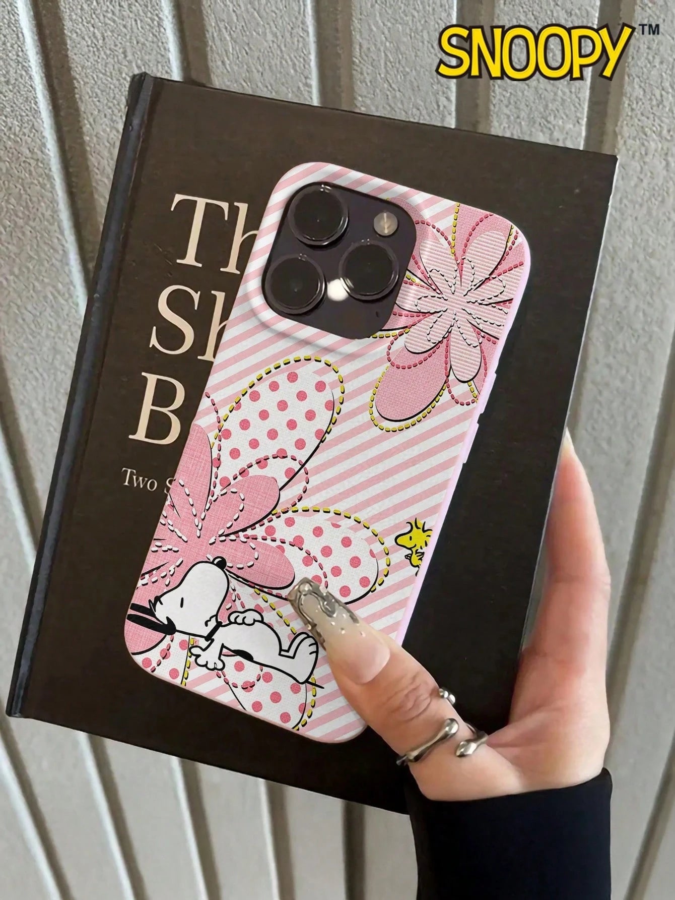 A Cute Cartoon Pink Snoopy Leather-Textured Phone Case, Suitable For Apple IPhone17 Pro Max/16 Pro Max/12 Pro/13/14 Plus/15 Pro Max/16 Pro Max And 11/13 Pro Models. The Simulated Leather Texture Provi