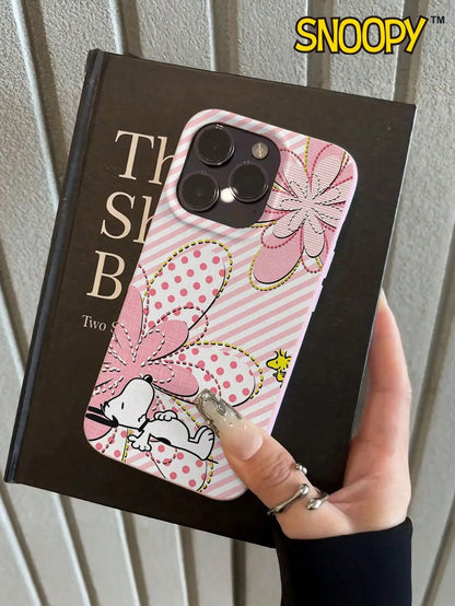 A Cute Cartoon Pink Snoopy Leather-Textured Phone Case, Suitable For Apple IPhone17 Pro Max/16 Pro Max/12 Pro/13/14 Plus/15 Pro Max/16 Pro Max And 11/13 Pro Models. The Simulated Leather Texture Provi