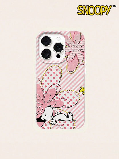 A Cute Cartoon Pink Snoopy Leather-Textured Phone Case, Suitable For Apple IPhone17 Pro Max/16 Pro Max/12 Pro/13/14 Plus/15 Pro Max/16 Pro Max And 11/13 Pro Models. The Simulated Leather Texture Provi