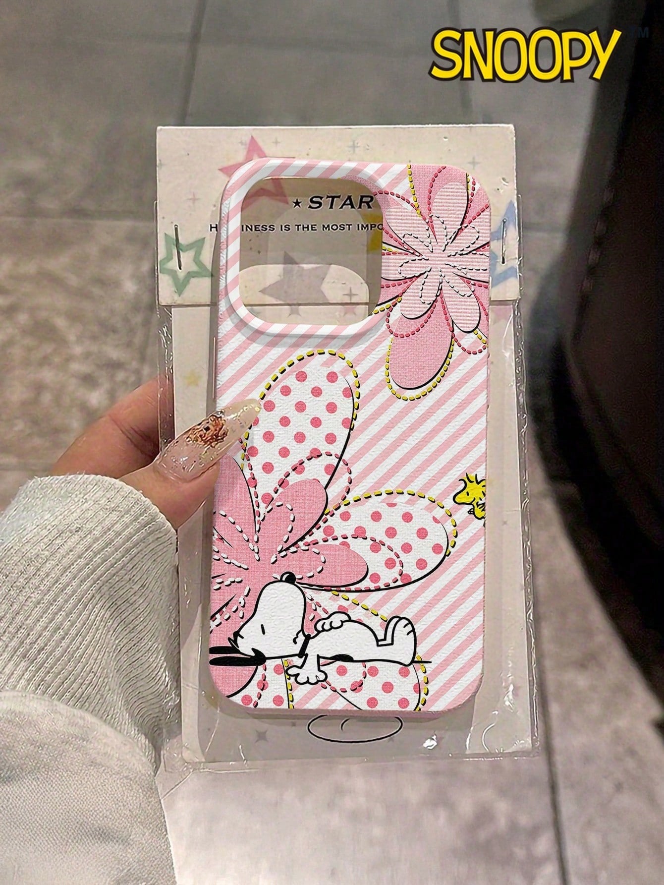 A Cute Cartoon Pink Snoopy Leather-Textured Phone Case, Suitable For Apple IPhone17 Pro Max/16 Pro Max/12 Pro/13/14 Plus/15 Pro Max/16 Pro Max And 11/13 Pro Models. The Simulated Leather Texture Provi