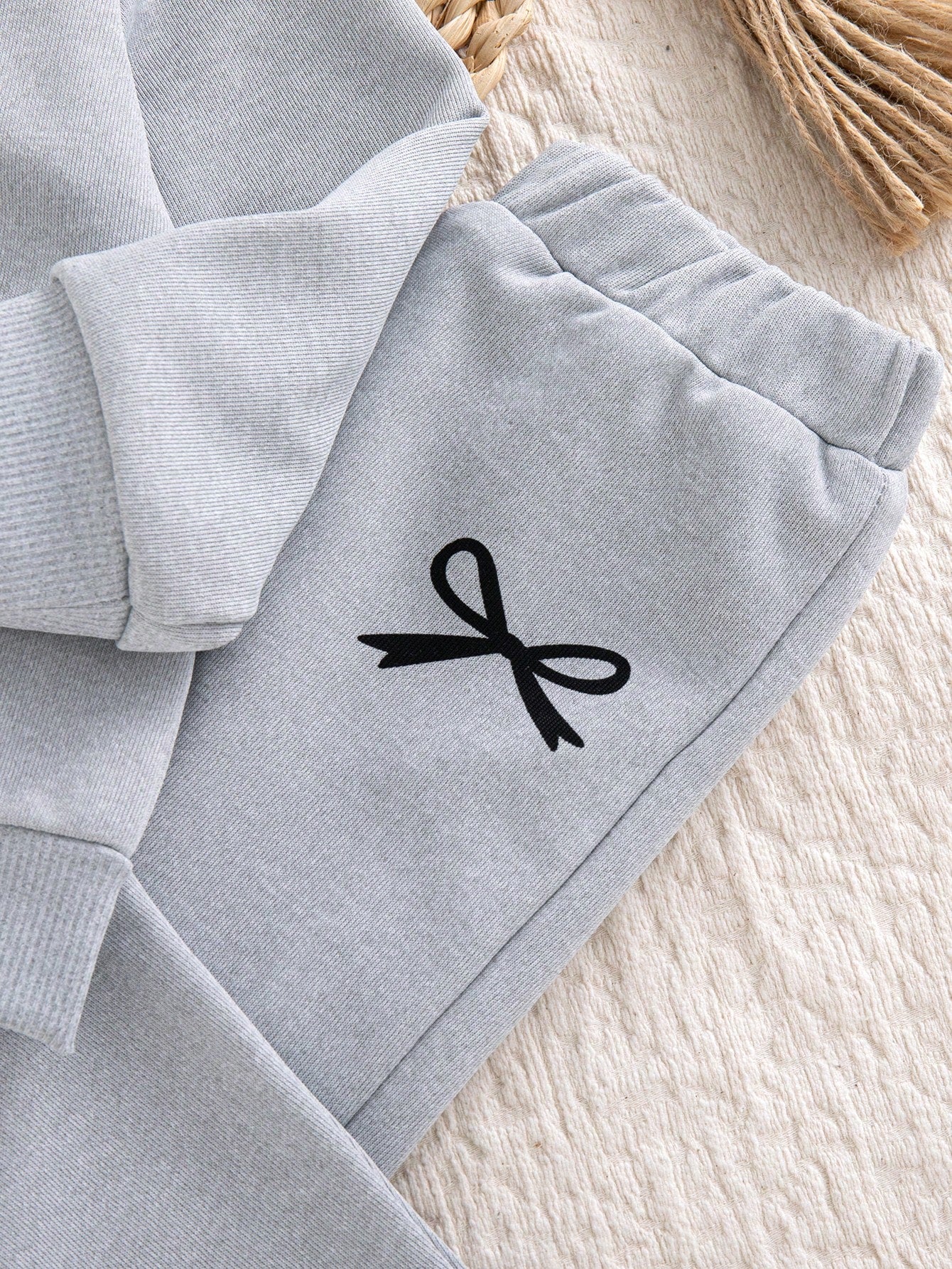 Baby Girl 0-3 Years Grey 2pcs Autumn/Winter Casual Bowknot Print Long Sleeve Hooded Sweatshirt & Sweatpants Set, Fashionable Casual, Sweet Suitable For Outings, School And Multiple Occasions