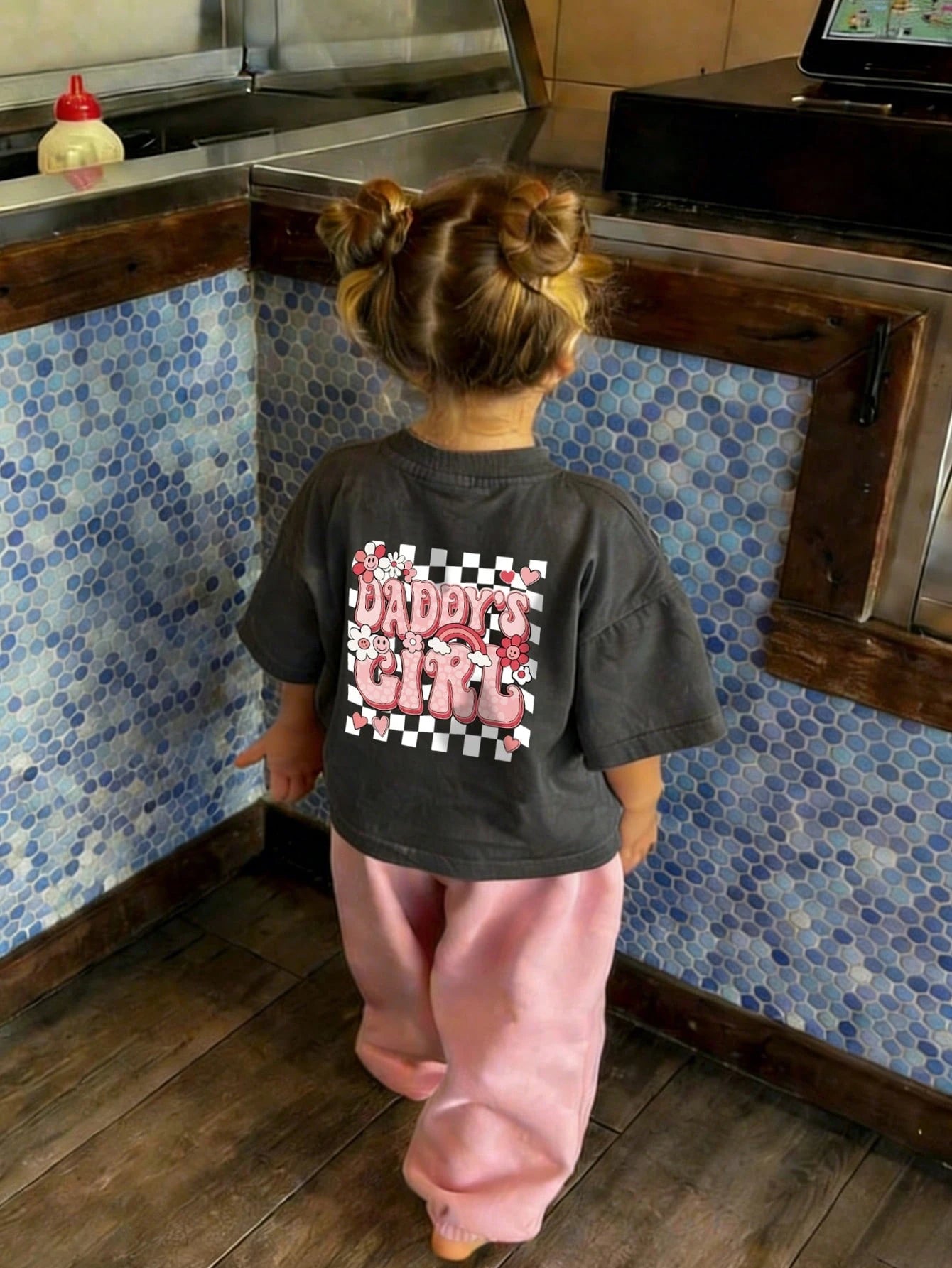 Baby GirlMinimalist Plaid Graffiti & Letter Print Round Neck Short Sleeve Cute Top